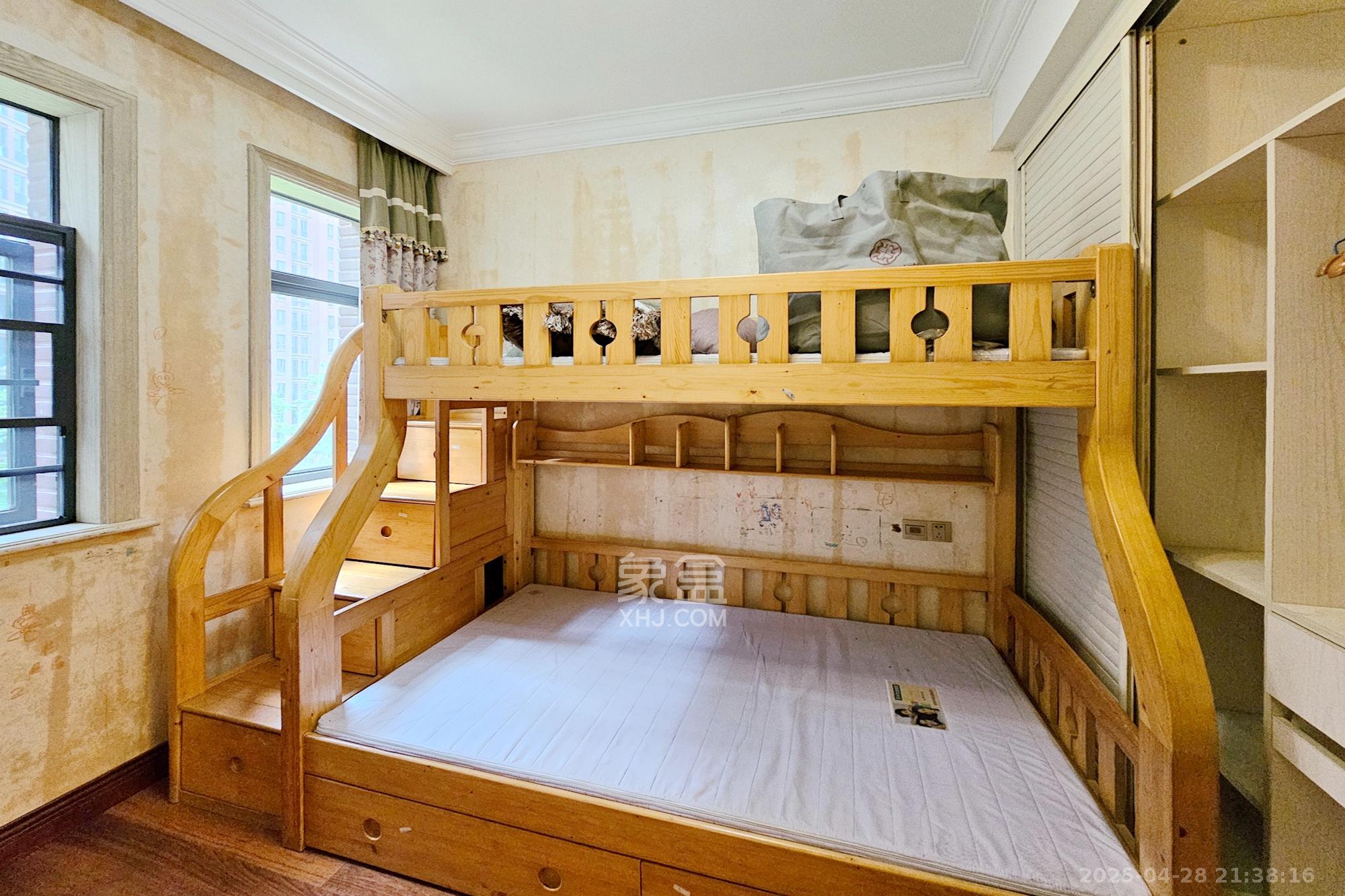 中隆国际御玺 4室2厅3卫 247.0万 中隆国际御玺 4室2厅3卫 247.0万卧室