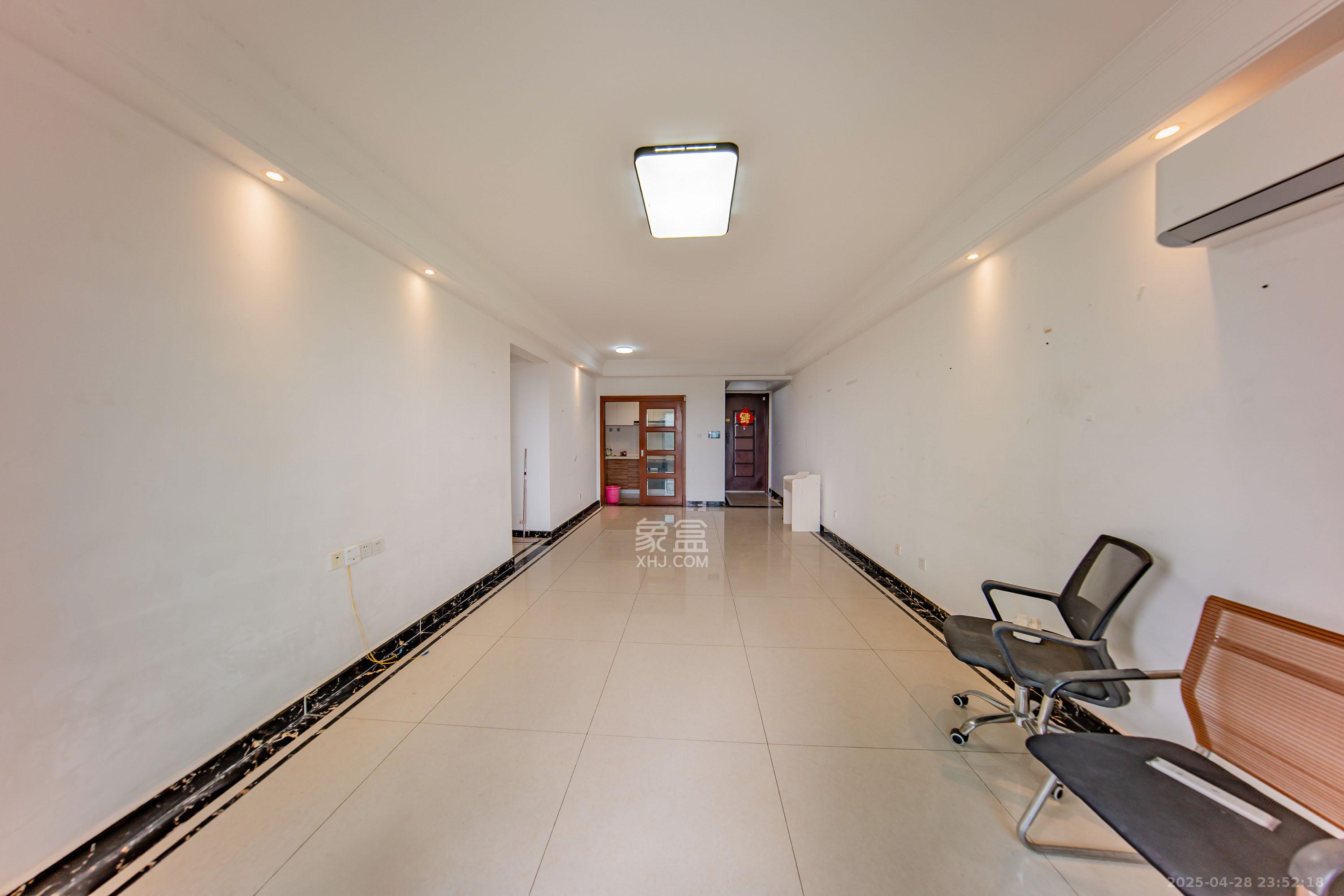 中海国际五期 3室2厅2卫 79.8万 中海国际五期 3室2厅2卫 79.8万客厅