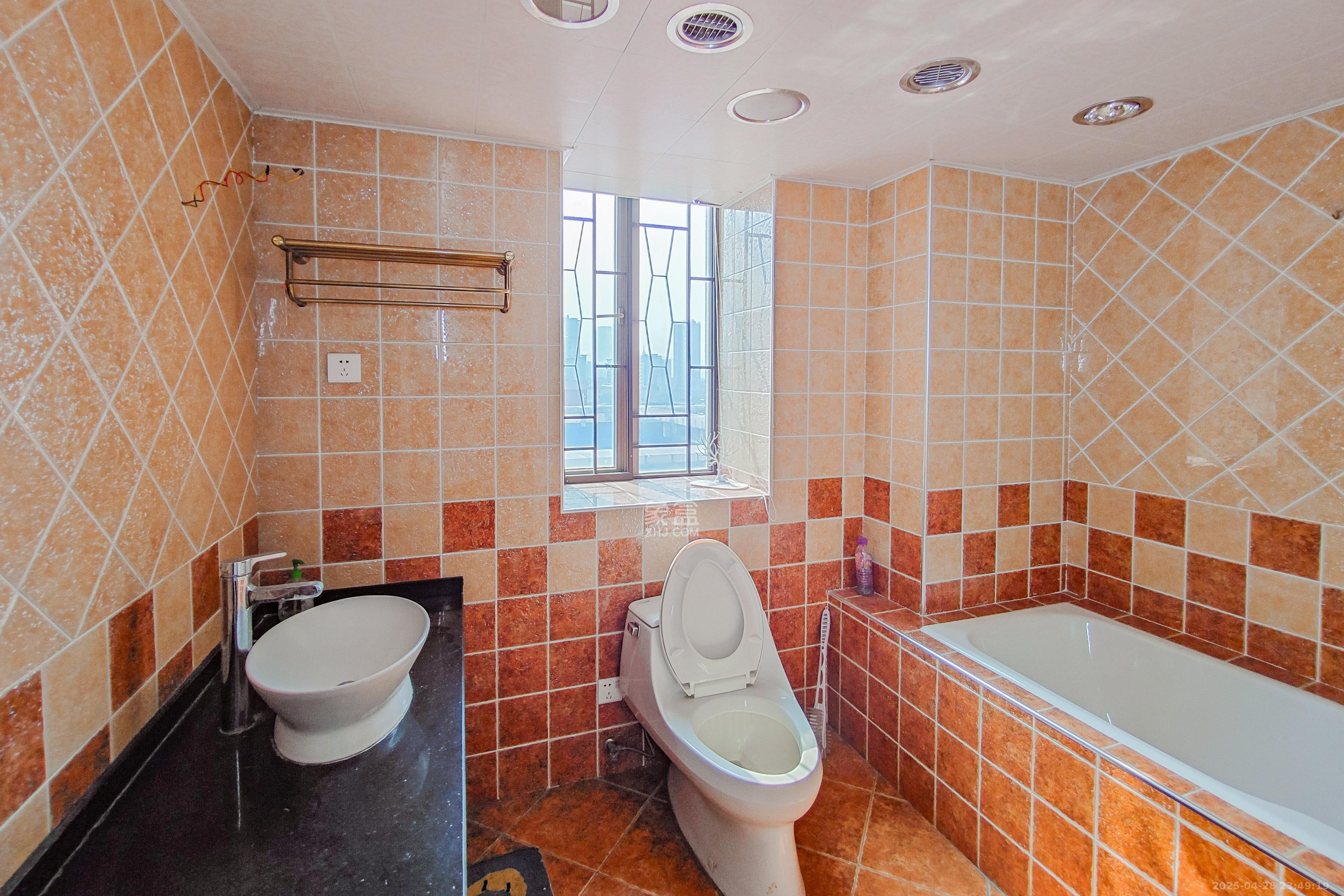 建鸿达华都(华都小户型及大华写字楼) 4室2厅3卫 350.0万 建鸿达华都(华都小户型及大华写字楼) 4室2厅3卫 350.0万卫生间