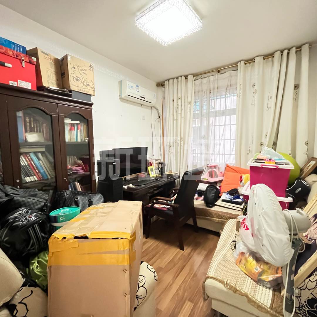 龙城街  1室0厅0卫   83.00万客厅