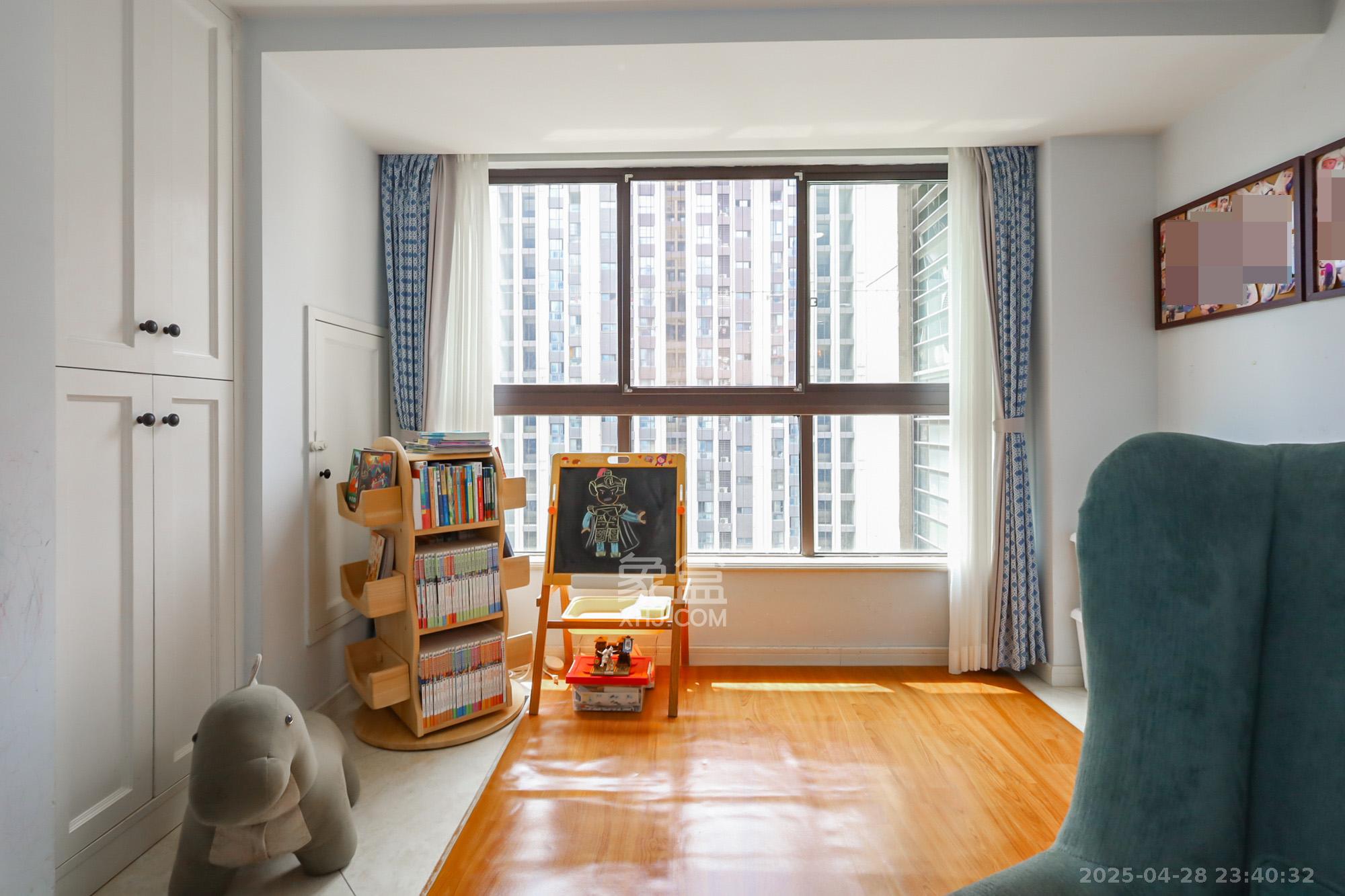 绿地中央广场 3室2厅2卫 180.0万 绿地中央广场 3室2厅2卫 180.0万阳台