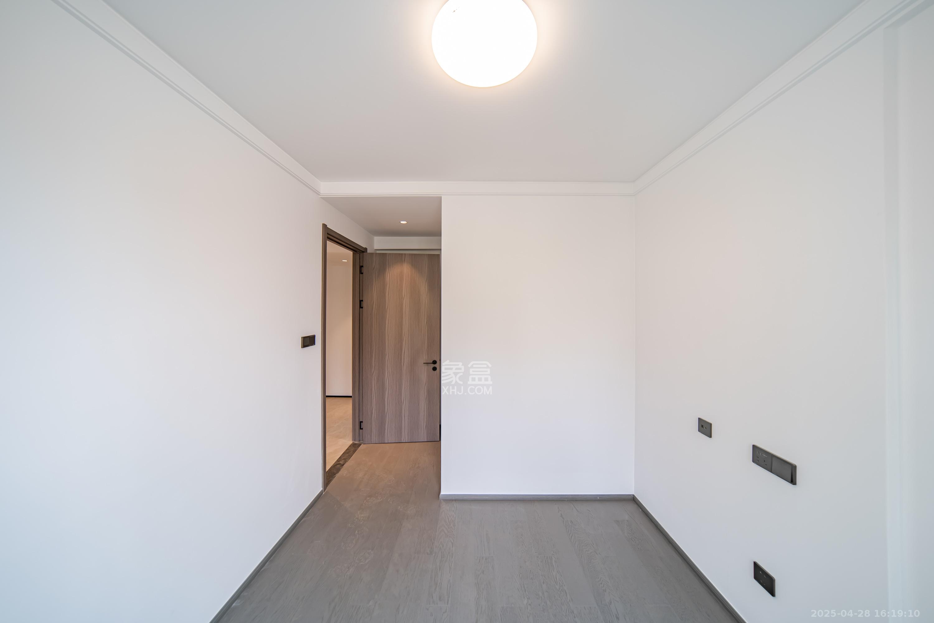 华润置地润樾府  4室2厅2卫    180.0万 华润置地润樾府  4室2厅2卫    180.0万卧室