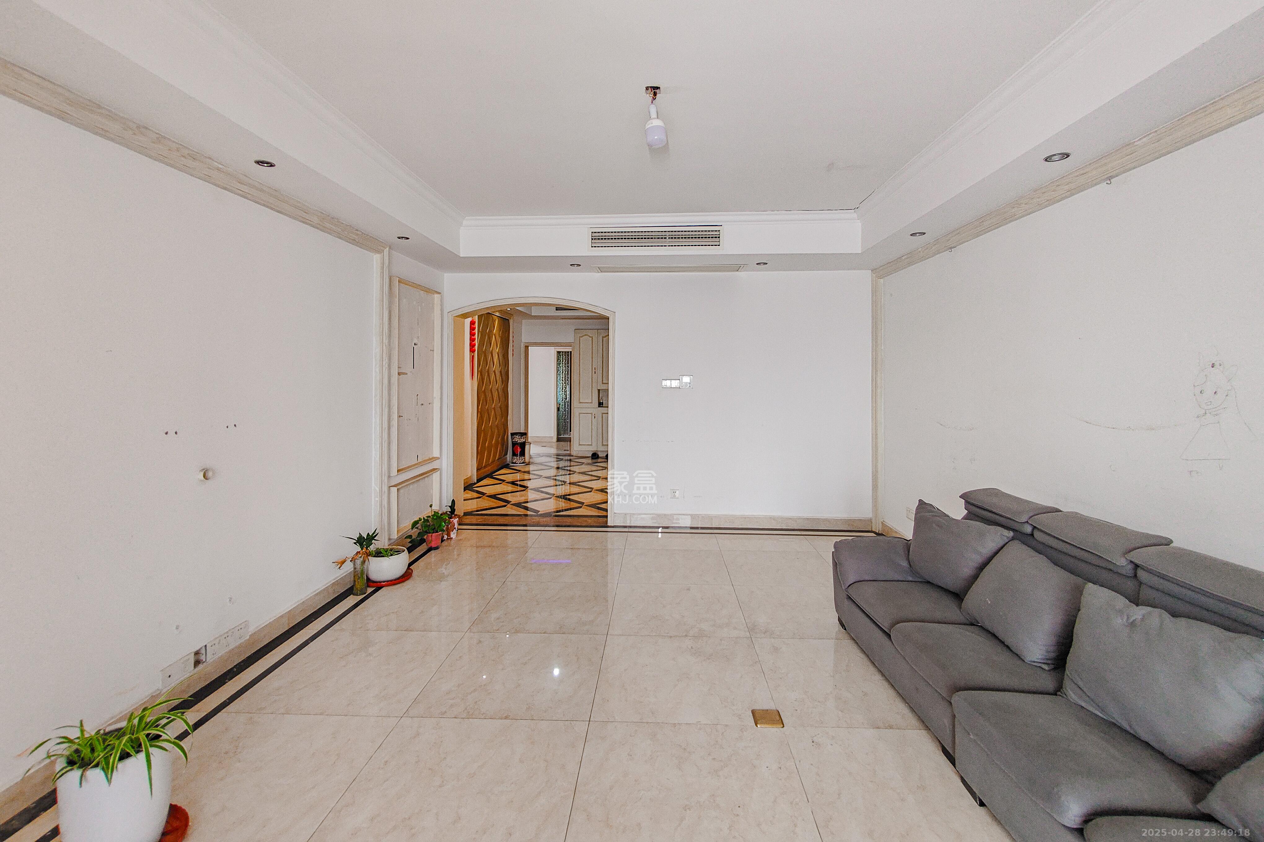 建鸿达华都(华都小户型及大华写字楼) 4室2厅3卫 350.0万 建鸿达华都(华都小户型及大华写字楼) 4室2厅3卫 350.0万客厅