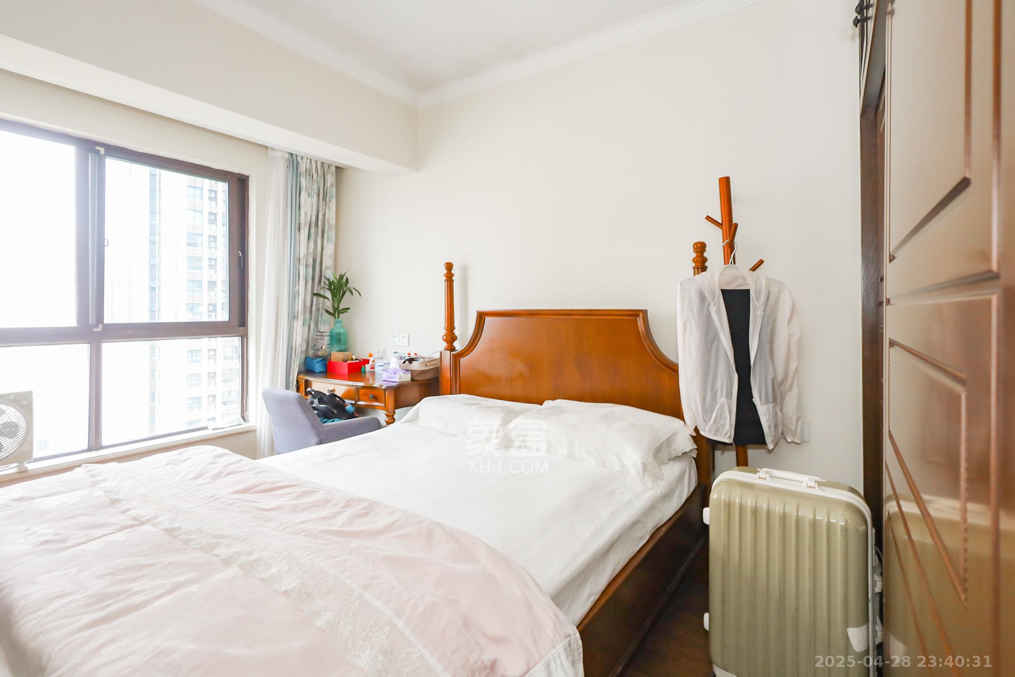 绿地中央广场 3室2厅2卫 180.0万 绿地中央广场 3室2厅2卫 180.0万卧室