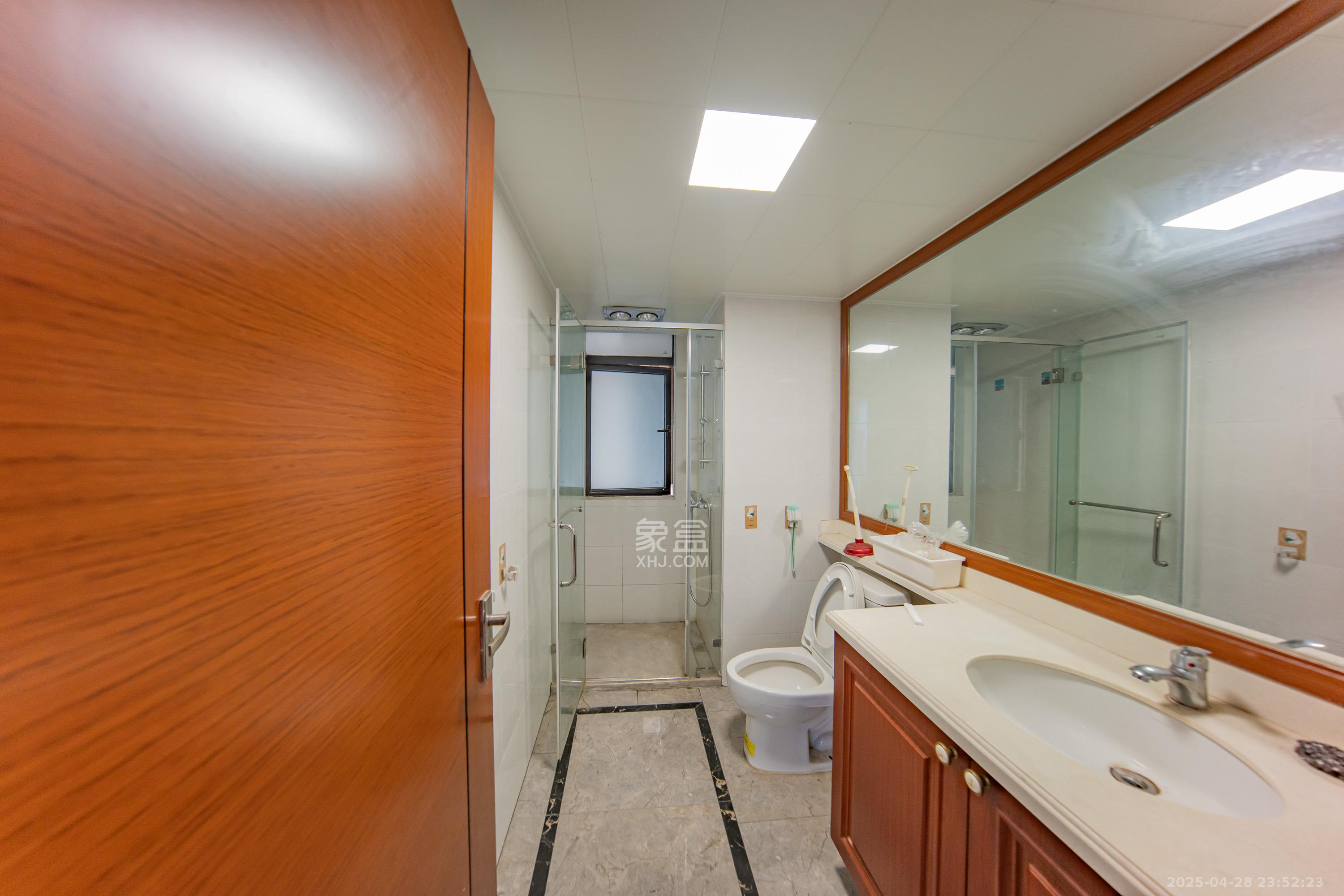 中海国际五期 3室2厅2卫 79.8万 中海国际五期 3室2厅2卫 79.8万卫生间