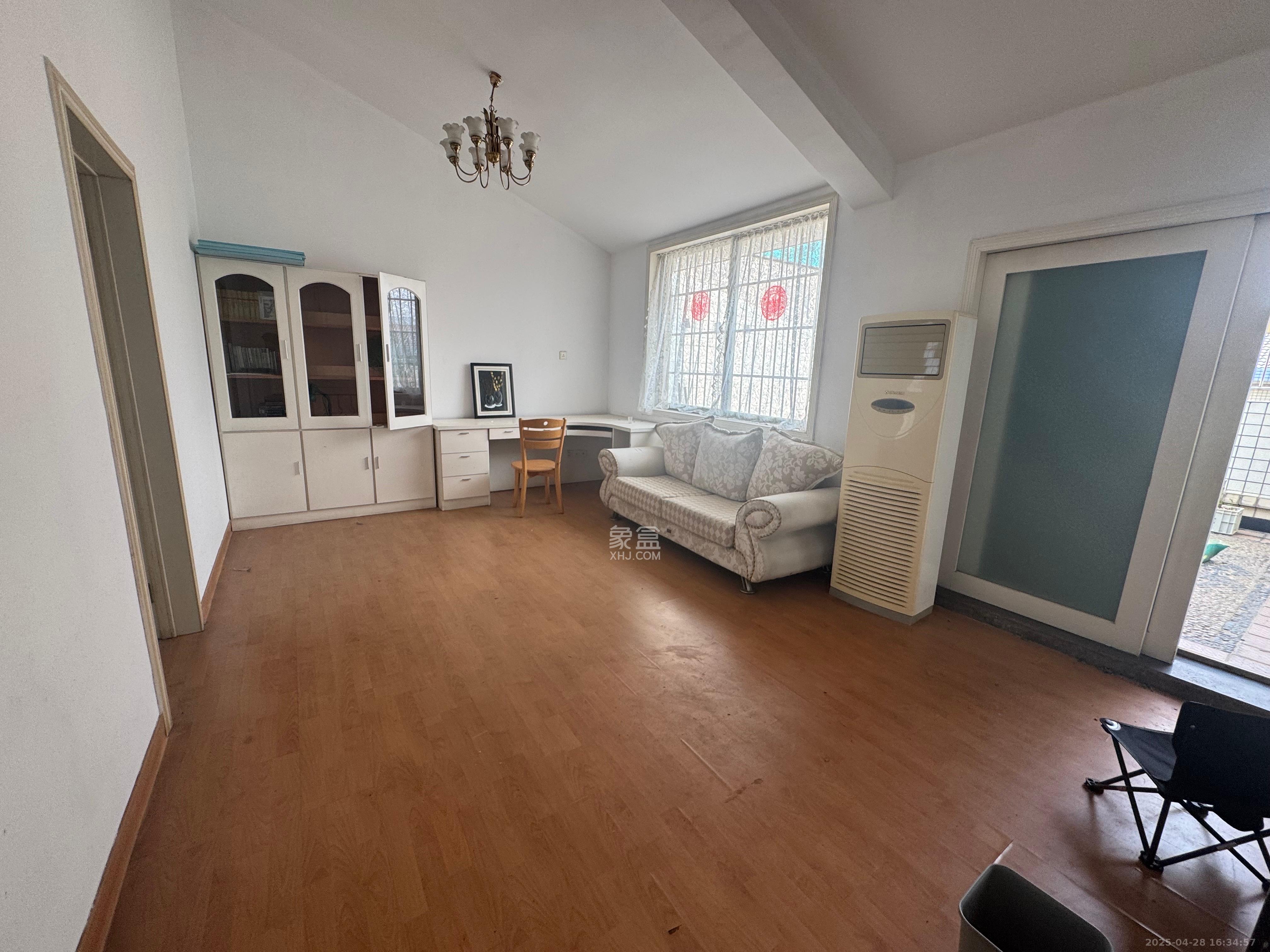 石岭小区A区  4室2厅2卫    2700.0元/月 石岭小区A区  4室2厅2卫    2700.0元/月室内图