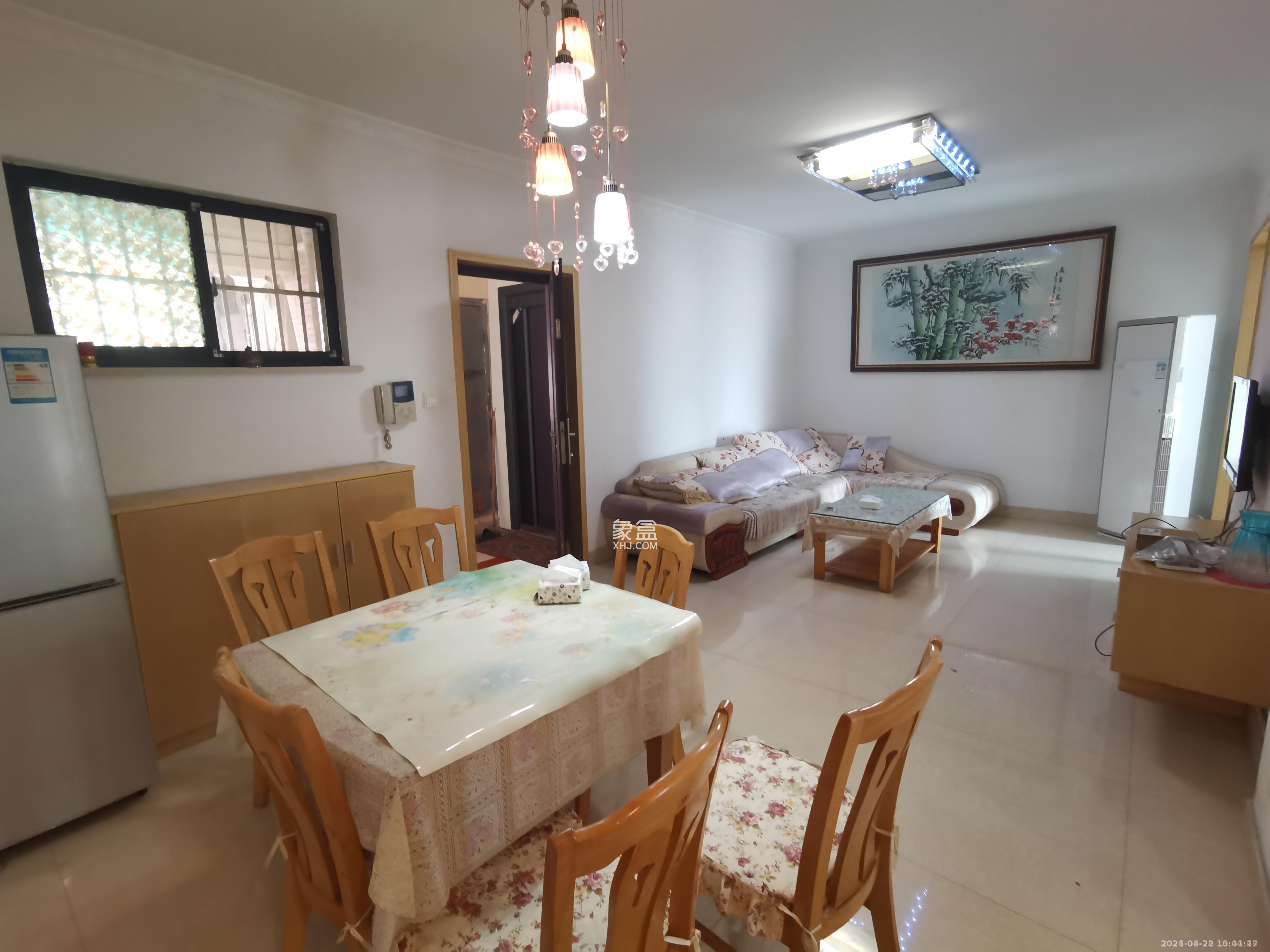 三一街区  3室2厅1卫    1600.0元/月