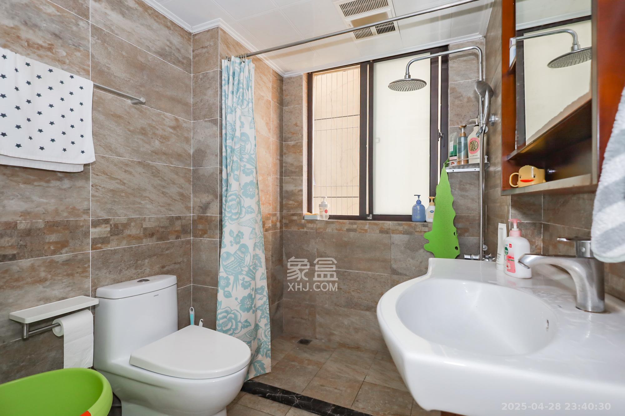 绿地中央广场 3室2厅2卫 180.0万 绿地中央广场 3室2厅2卫 180.0万卫生间