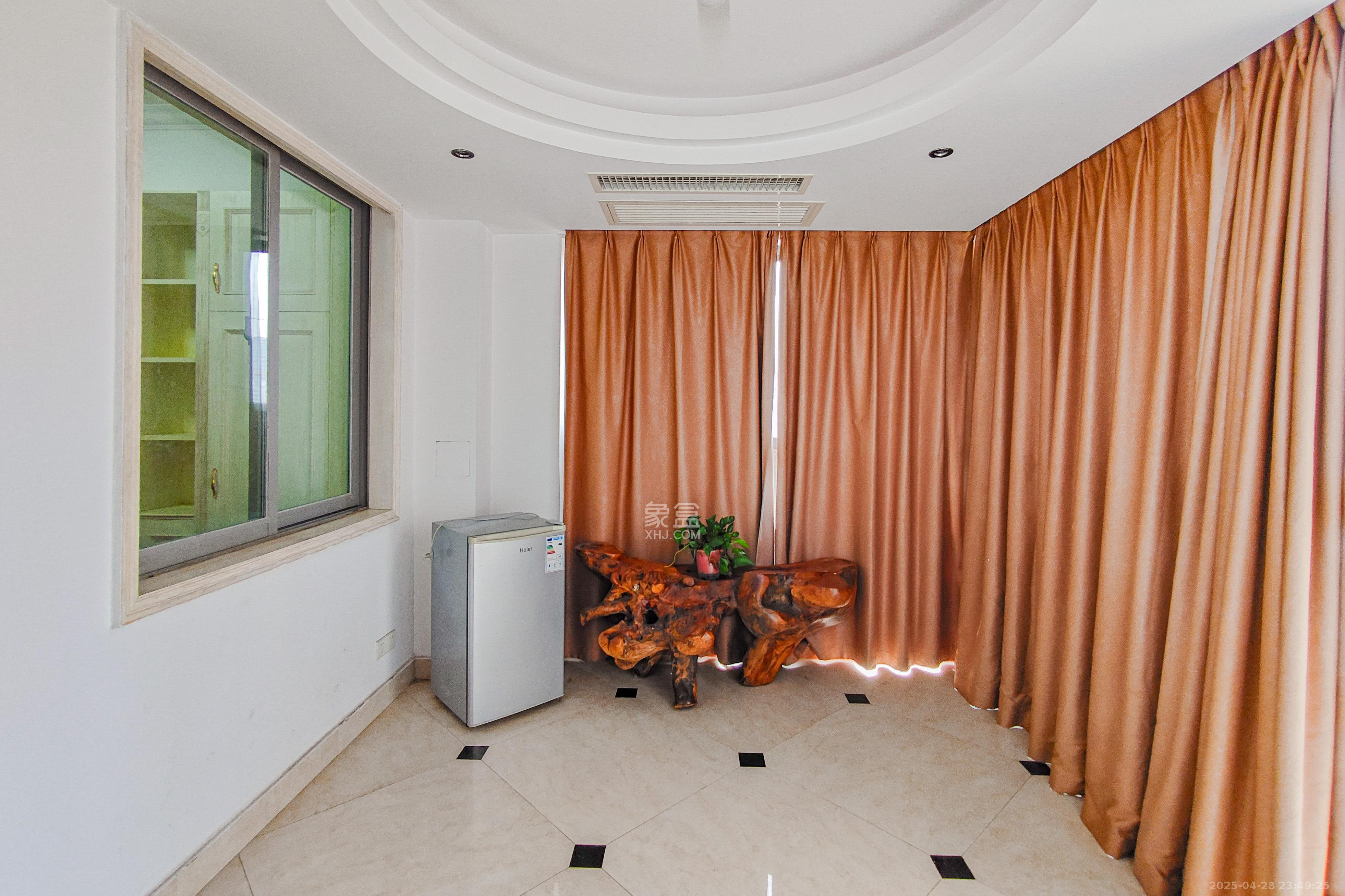 建鸿达华都(华都小户型及大华写字楼) 4室2厅3卫 350.0万 建鸿达华都(华都小户型及大华写字楼) 4室2厅3卫 350.0万阳台