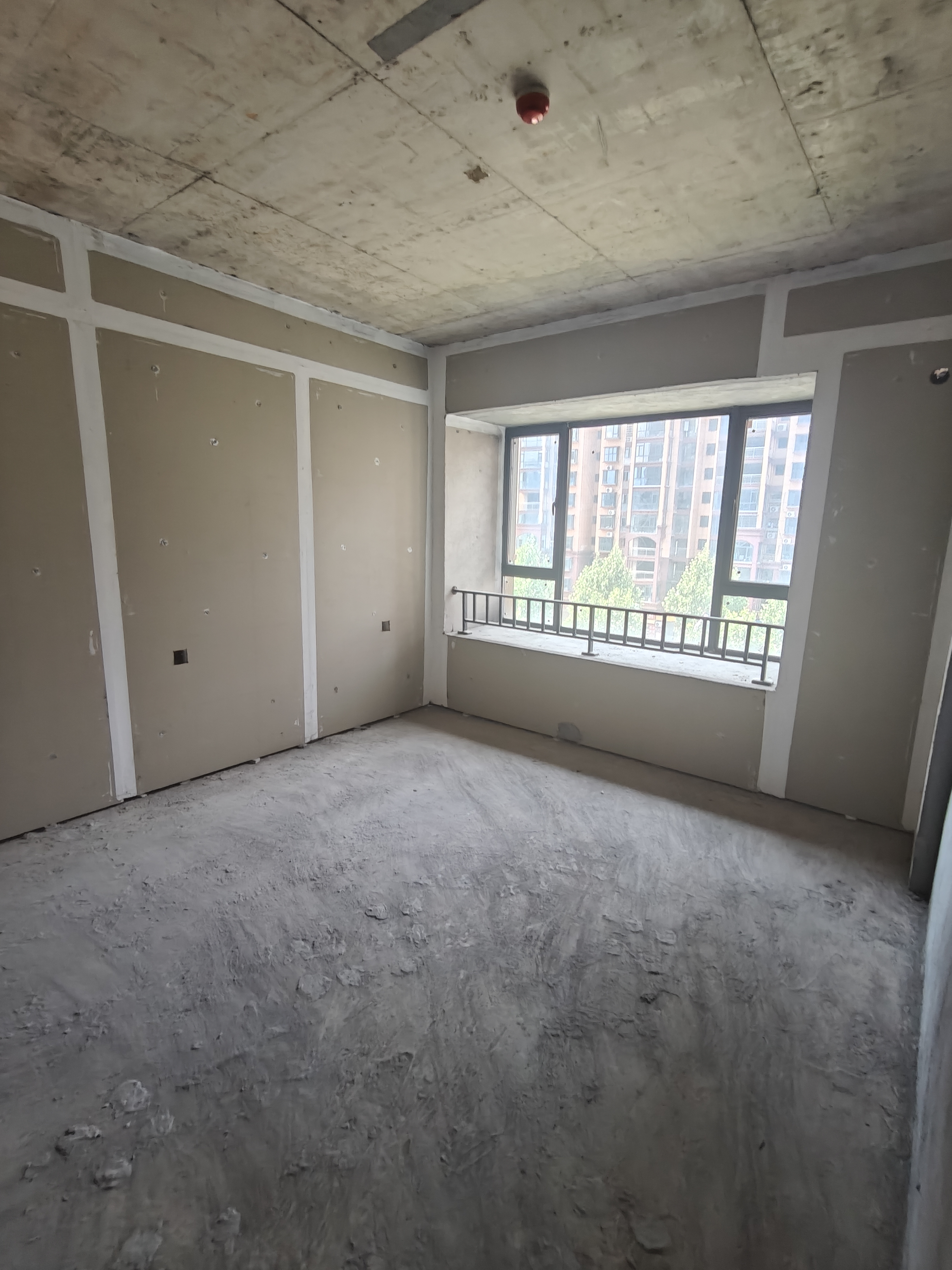 宁邦中心（二期公园里）  4室2厅2卫    84.0万客厅