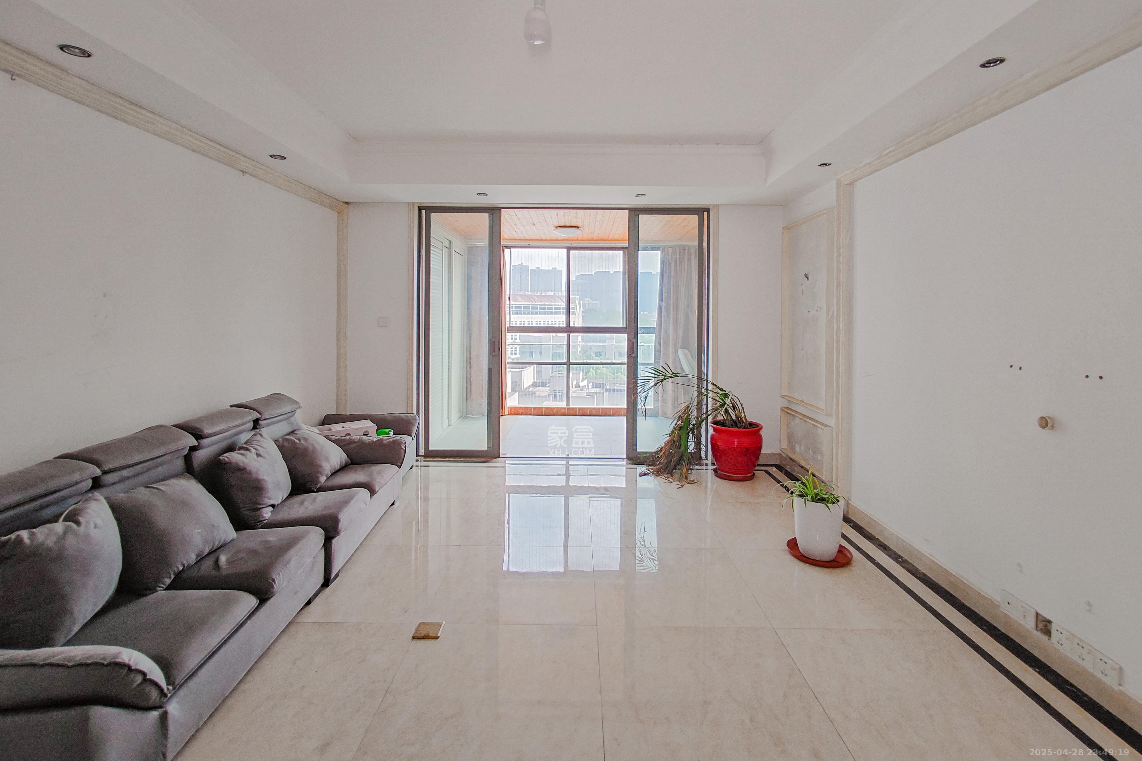 建鸿达华都(华都小户型及大华写字楼) 4室2厅3卫 350.0万 建鸿达华都(华都小户型及大华写字楼) 4室2厅3卫 350.0万客厅