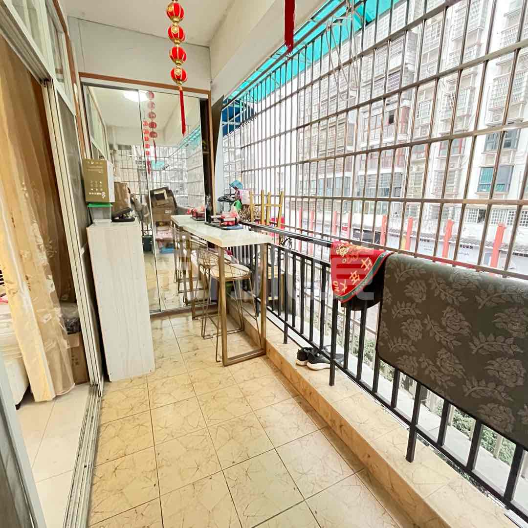 龙城街  1室0厅0卫   83.00万客厅