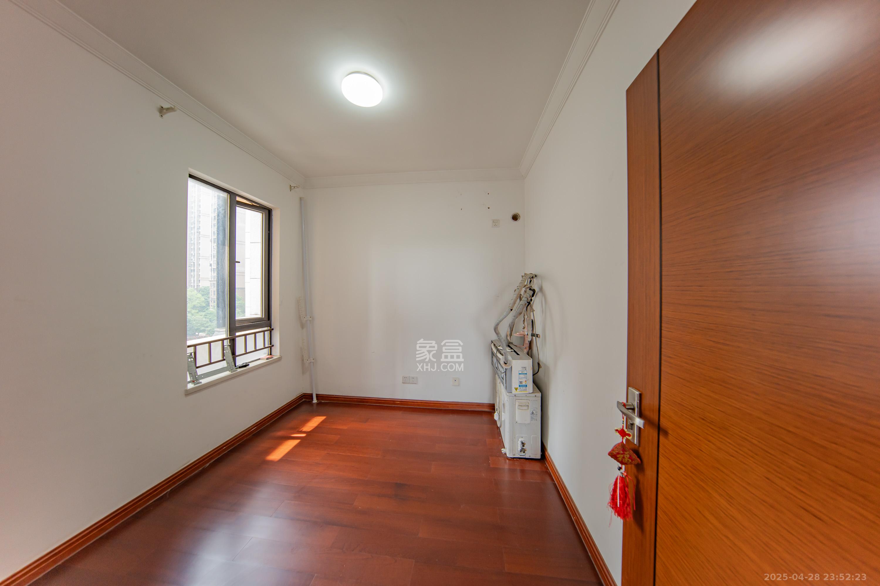 中海国际五期 3室2厅2卫 79.8万 中海国际五期 3室2厅2卫 79.8万卧室