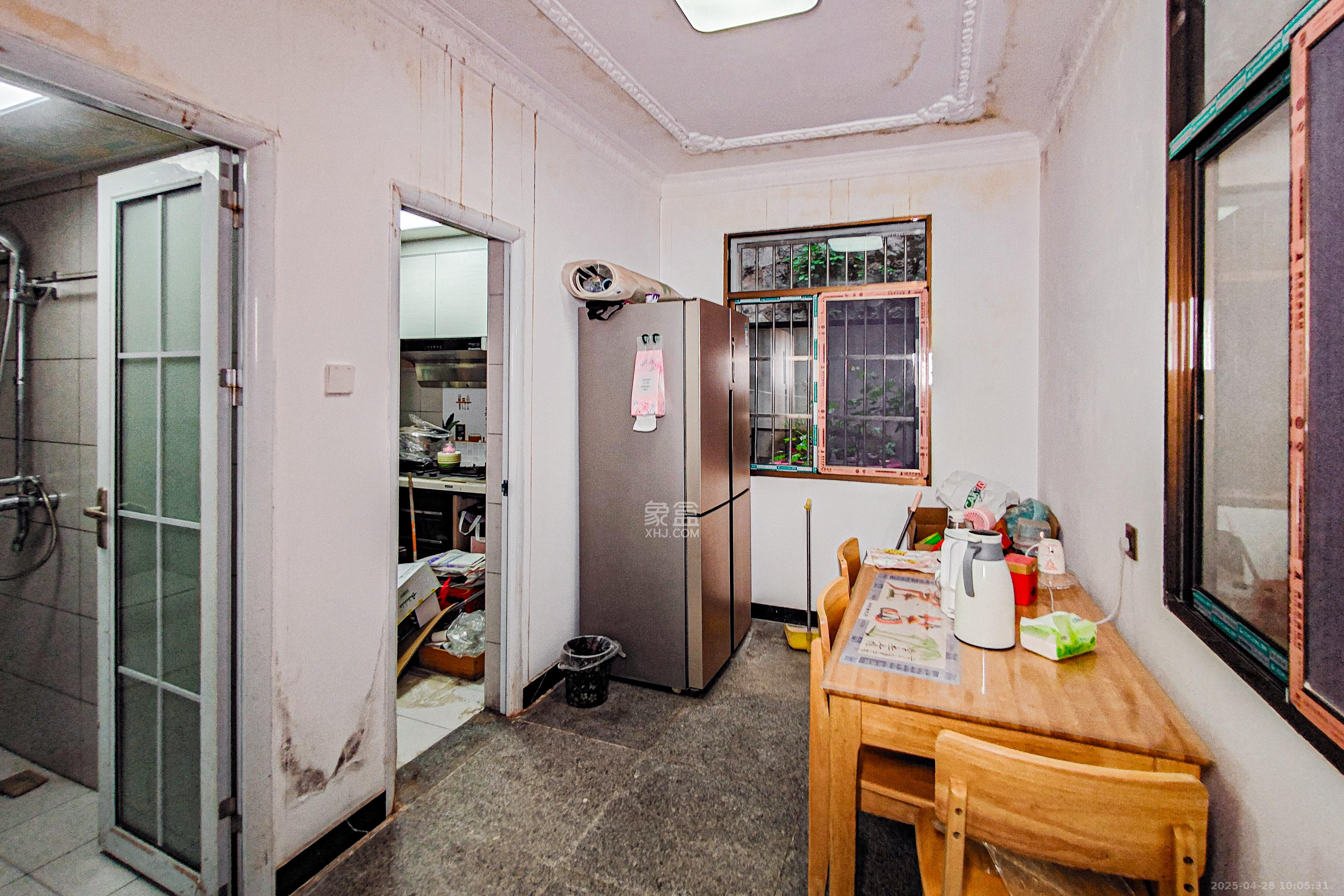 中南石油局宿舍  4室2厅2卫   130.00万客厅