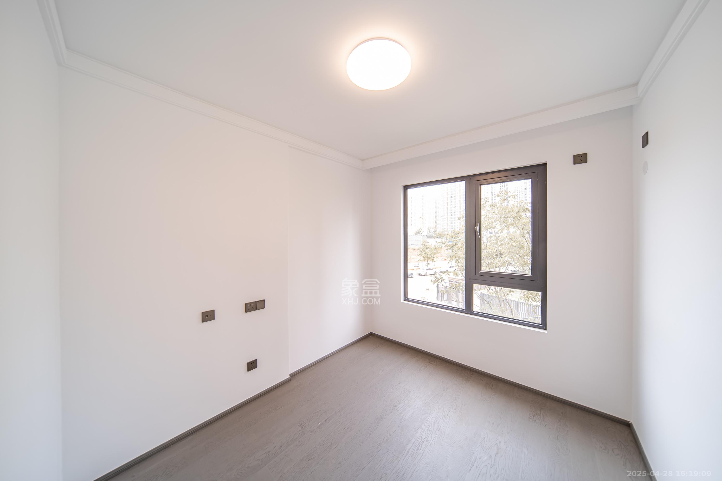 华润置地润樾府  4室2厅2卫    180.0万 华润置地润樾府  4室2厅2卫    180.0万卧室