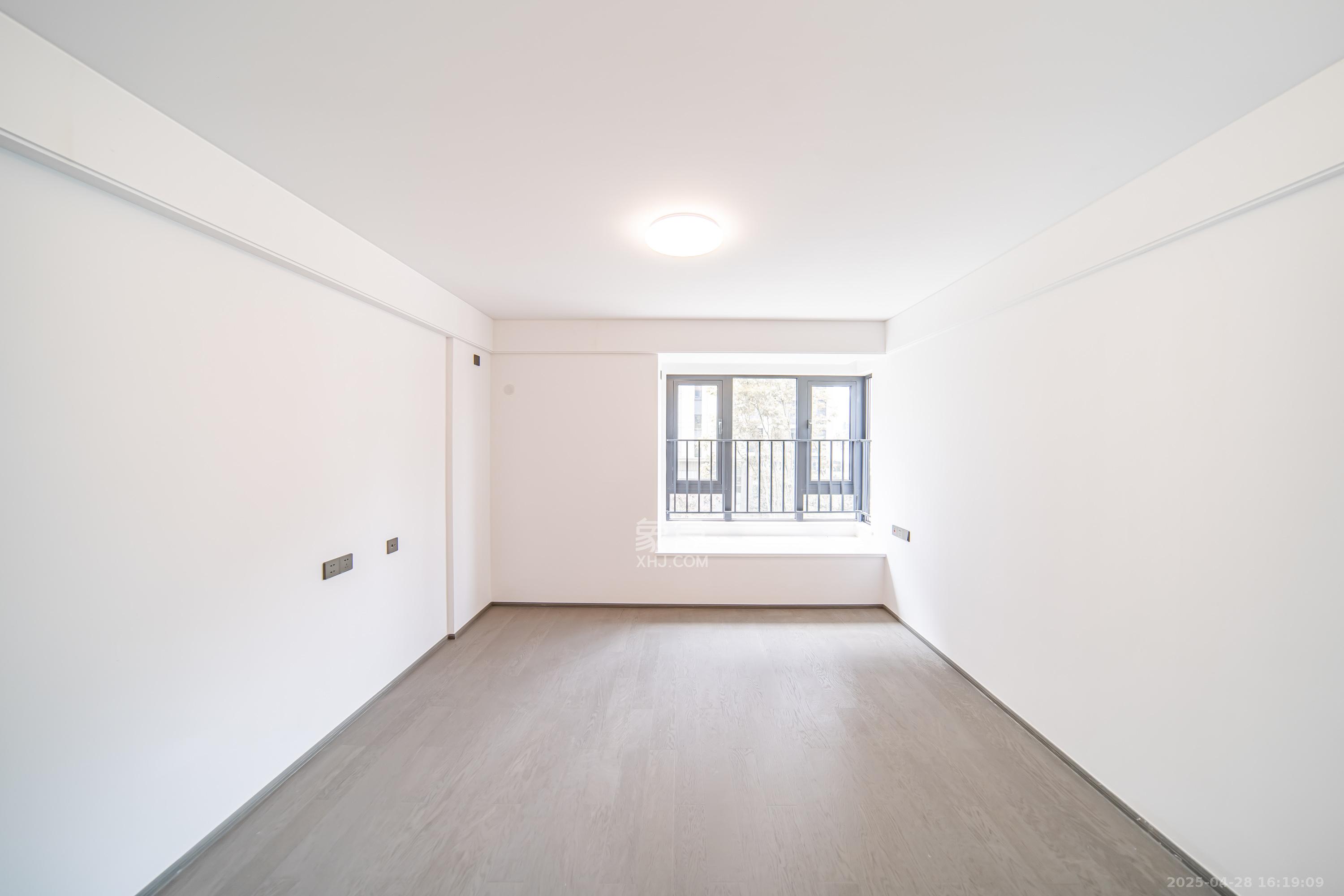 华润置地润樾府  4室2厅2卫    180.0万 华润置地润樾府  4室2厅2卫    180.0万卧室