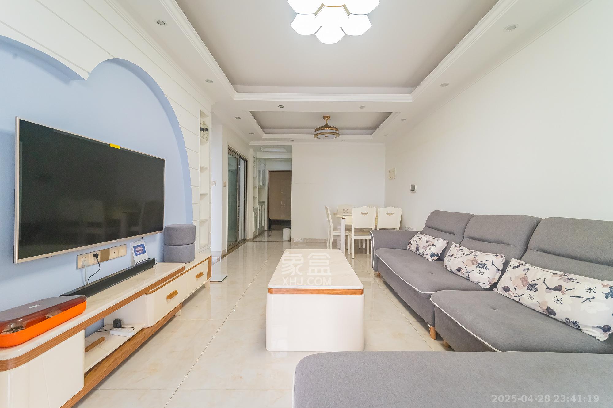 星湖湾二期高层 3室2厅1卫 75.0万 星湖湾二期高层 3室2厅1卫 75.0万客厅