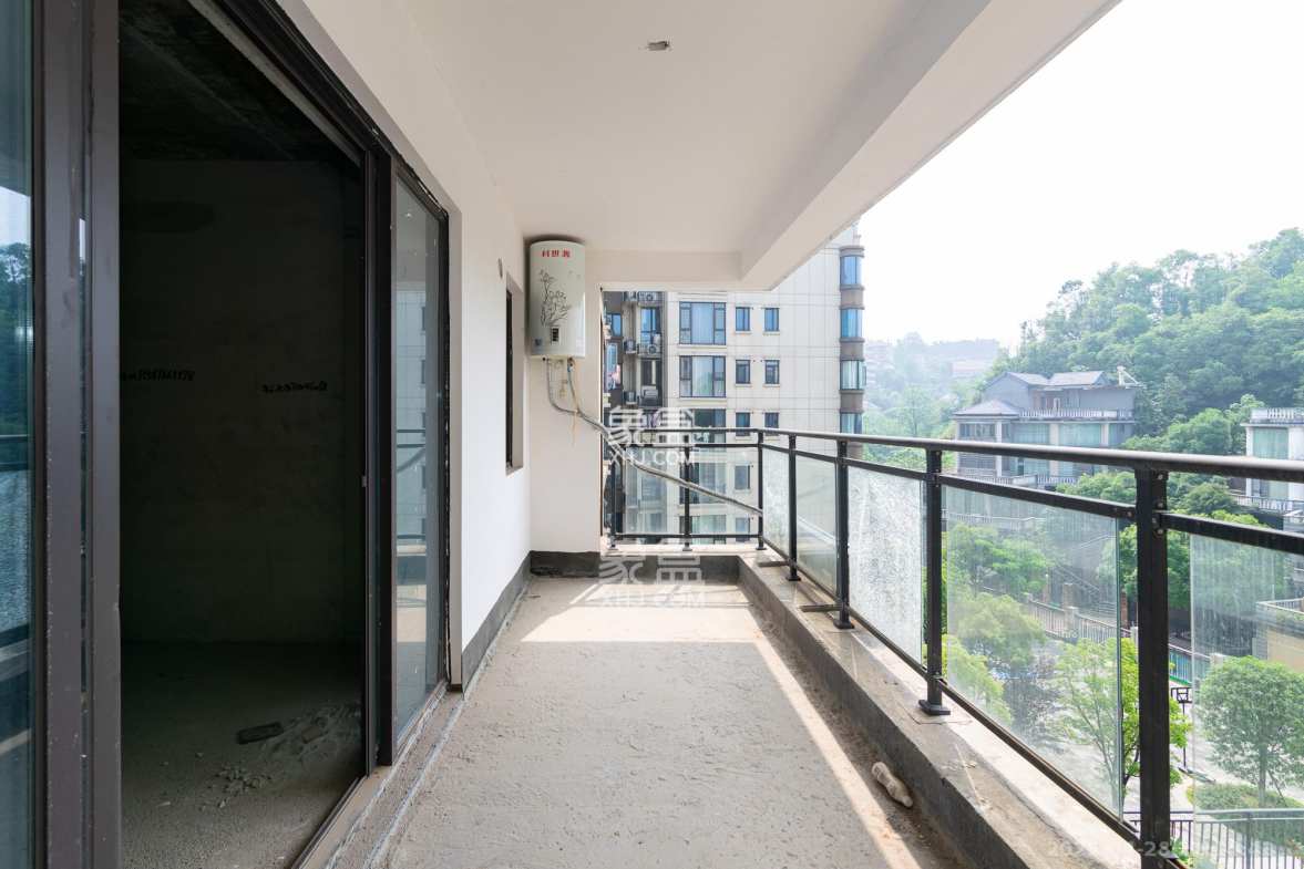 润和谷山郡(悦禧山庄水榭花都) 4室2厅2卫 119.8万 润和谷山郡(悦禧山庄水榭花都) 4室2厅2卫 119.8万阳台