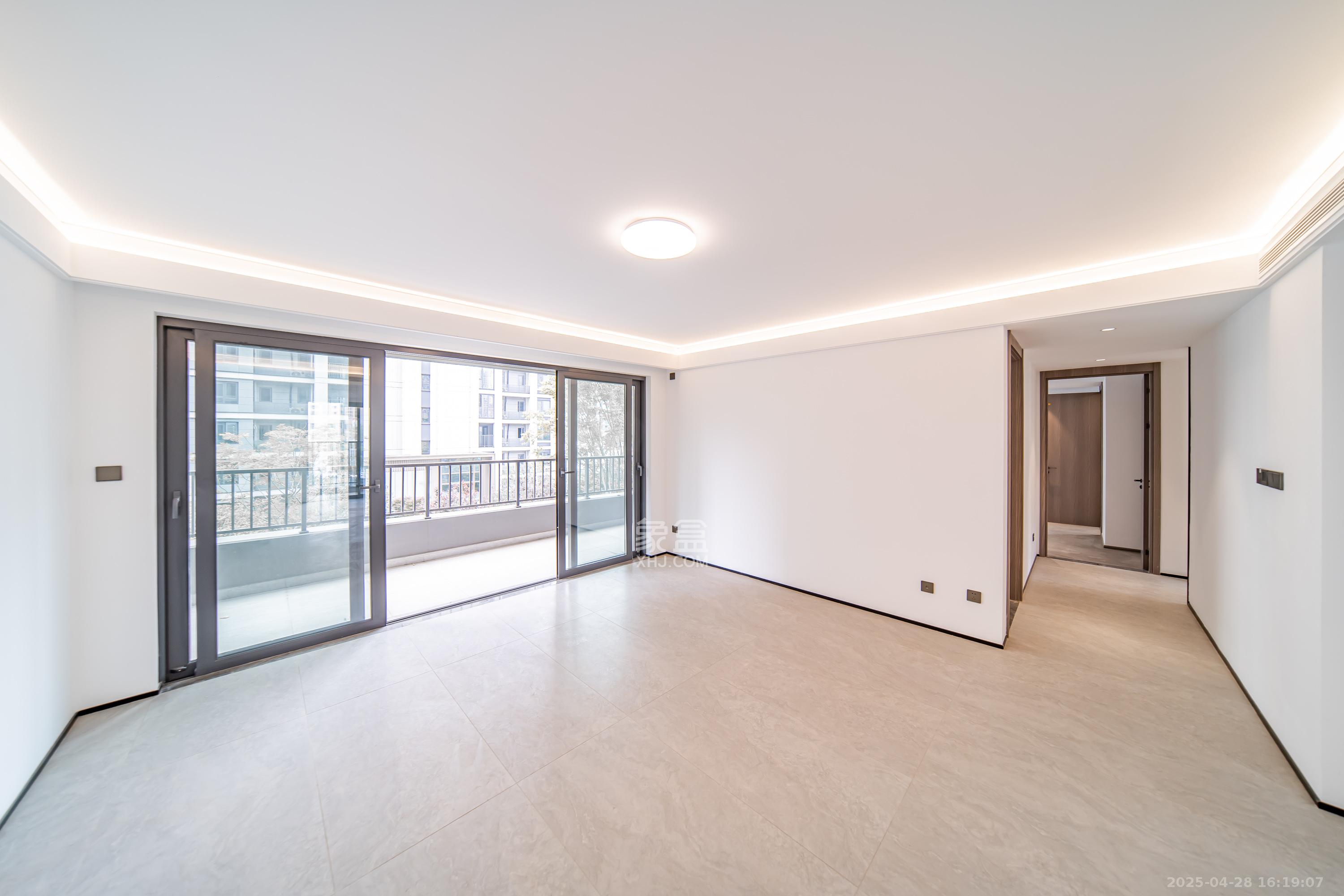 华润置地润樾府  4室2厅2卫    180.0万 华润置地润樾府  4室2厅2卫    180.0万客厅