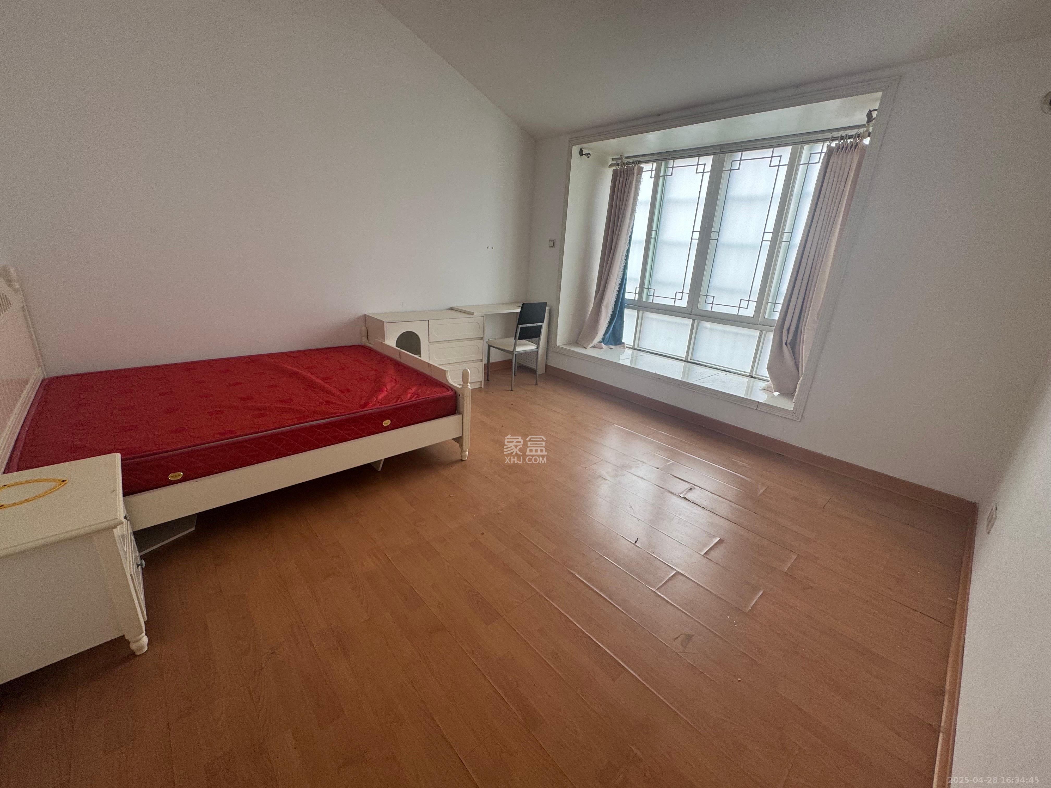 石岭小区A区  4室2厅2卫    2700.0元/月 石岭小区A区  4室2厅2卫    2700.0元/月室内图1