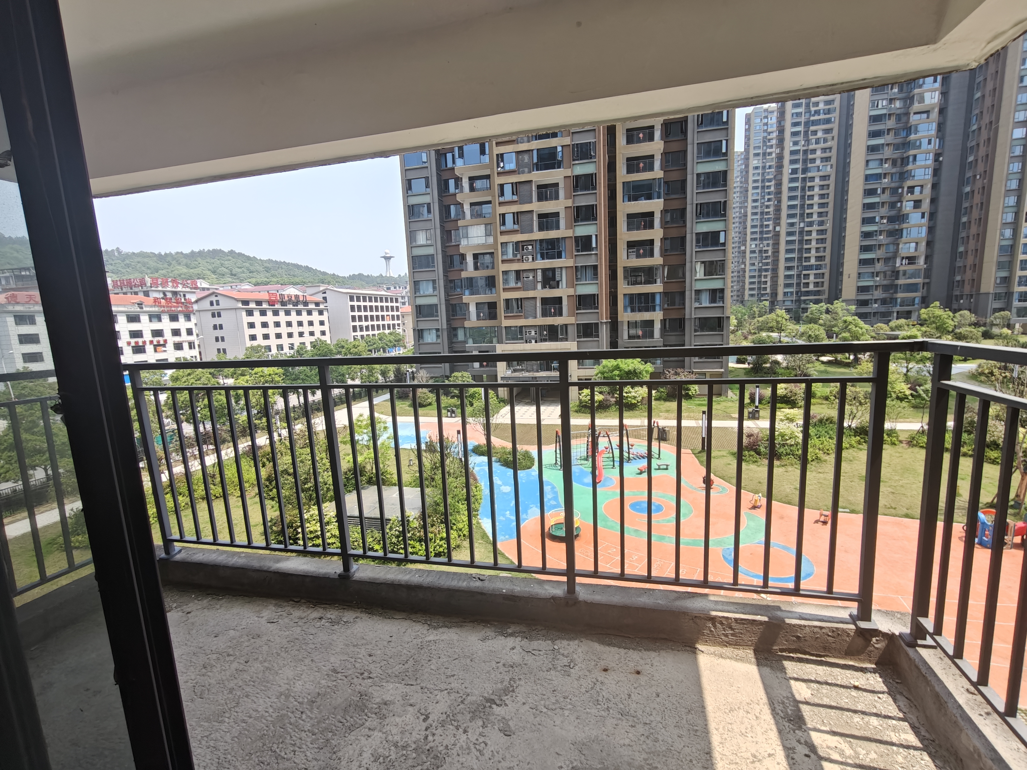 宁邦中心（二期公园里）  4室2厅2卫    84.0万客厅