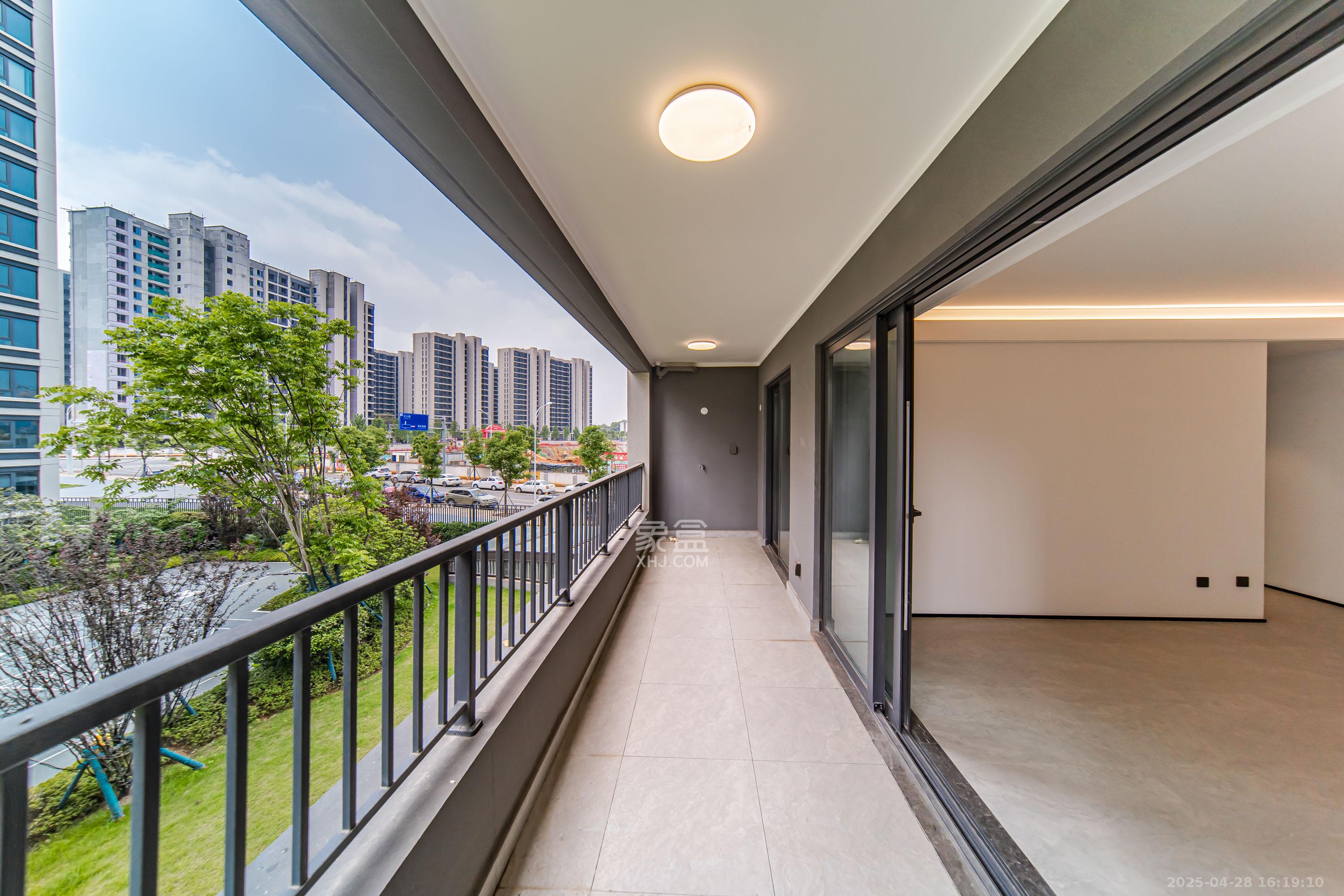 华润置地润樾府  4室2厅2卫    180.0万 华润置地润樾府  4室2厅2卫    180.0万阳台