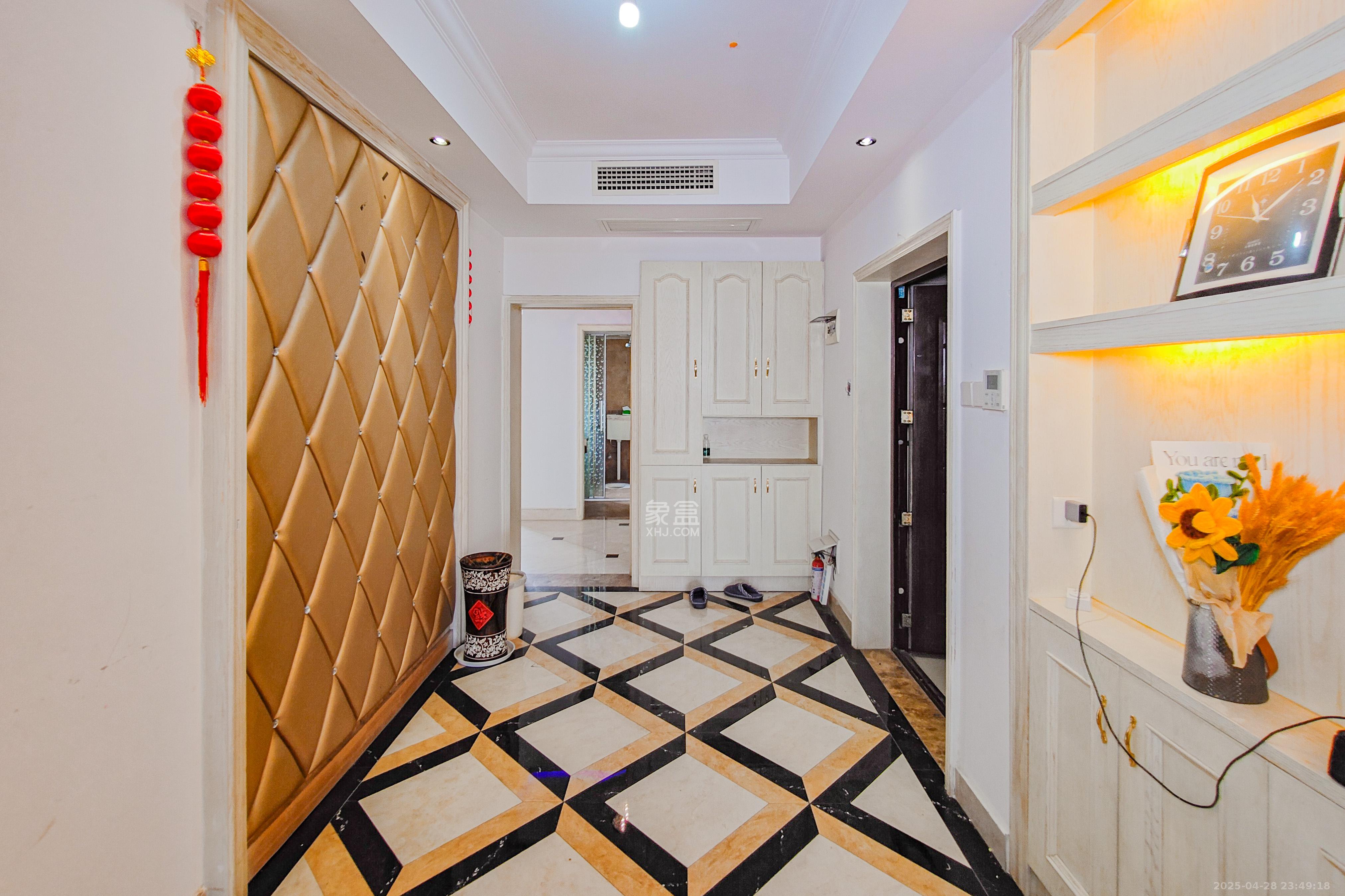 建鸿达华都(华都小户型及大华写字楼) 4室2厅3卫 350.0万 建鸿达华都(华都小户型及大华写字楼) 4室2厅3卫 350.0万客厅