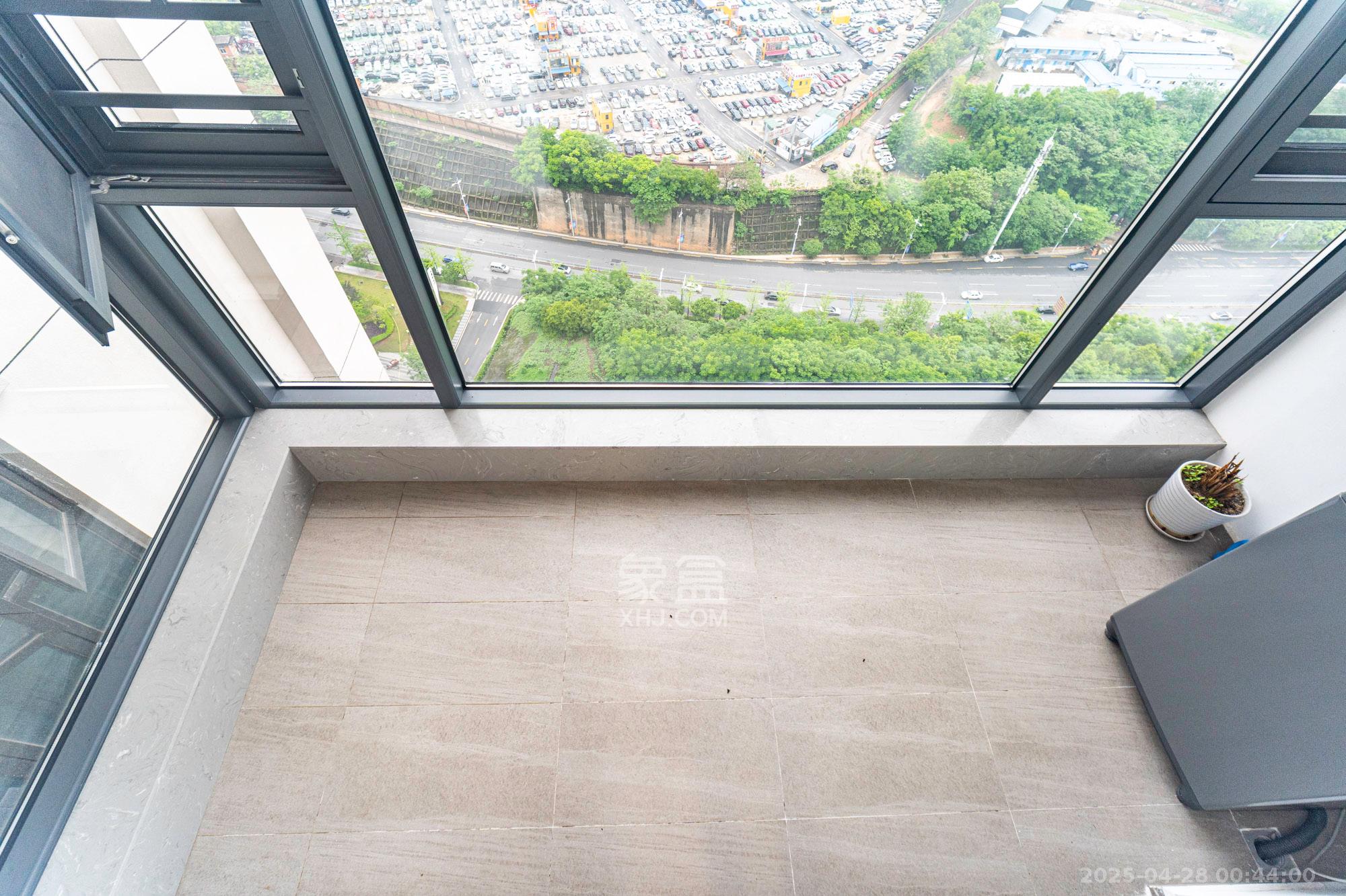 东原麓印长江B区  4室2厅2卫   200.00万阳台