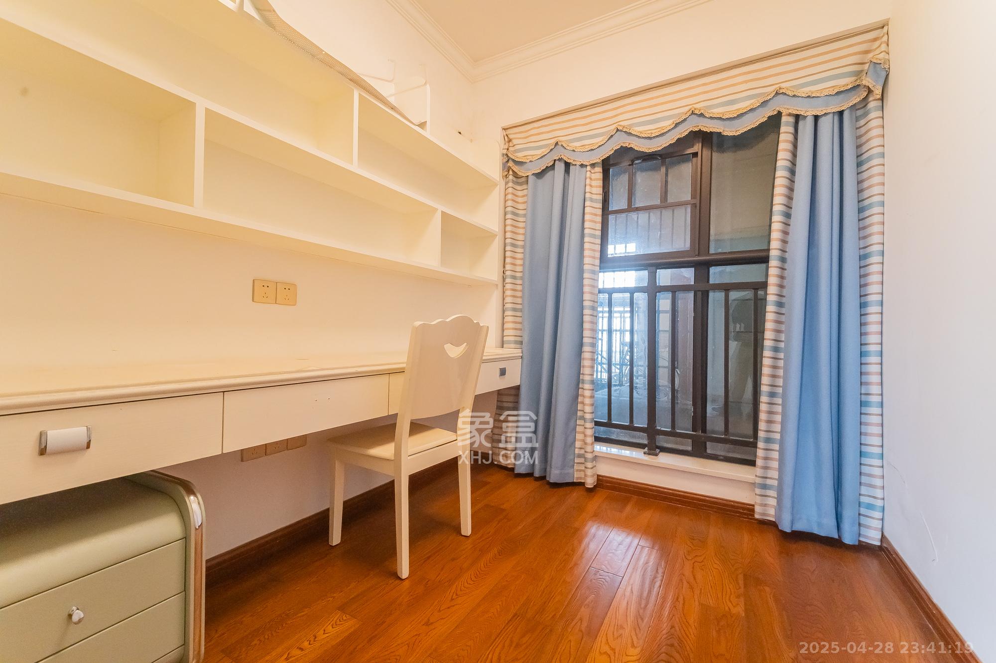 星湖湾二期高层 3室2厅1卫 75.0万 星湖湾二期高层 3室2厅1卫 75.0万卧室