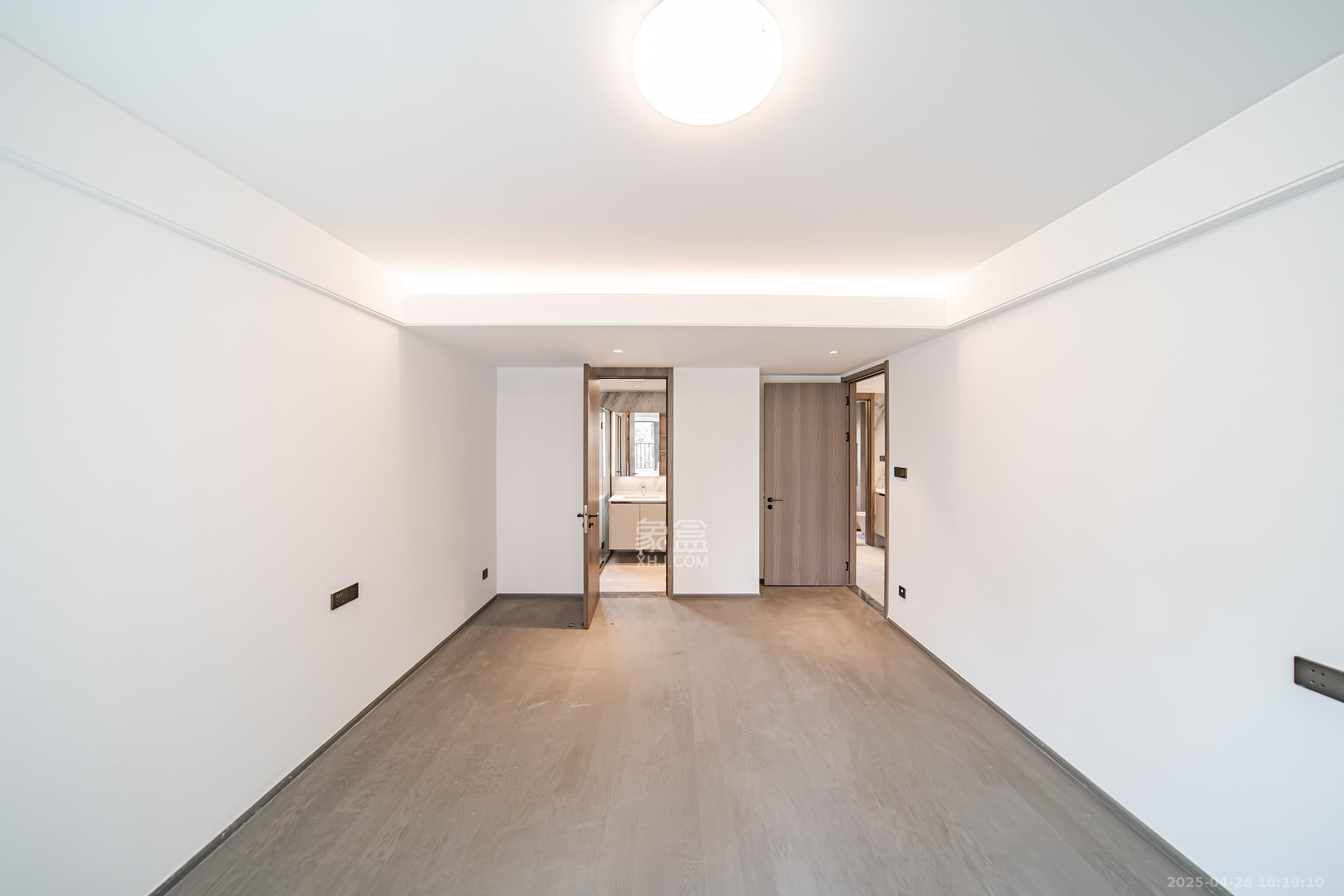 华润置地润樾府  4室2厅2卫    180.0万 华润置地润樾府  4室2厅2卫    180.0万卧室