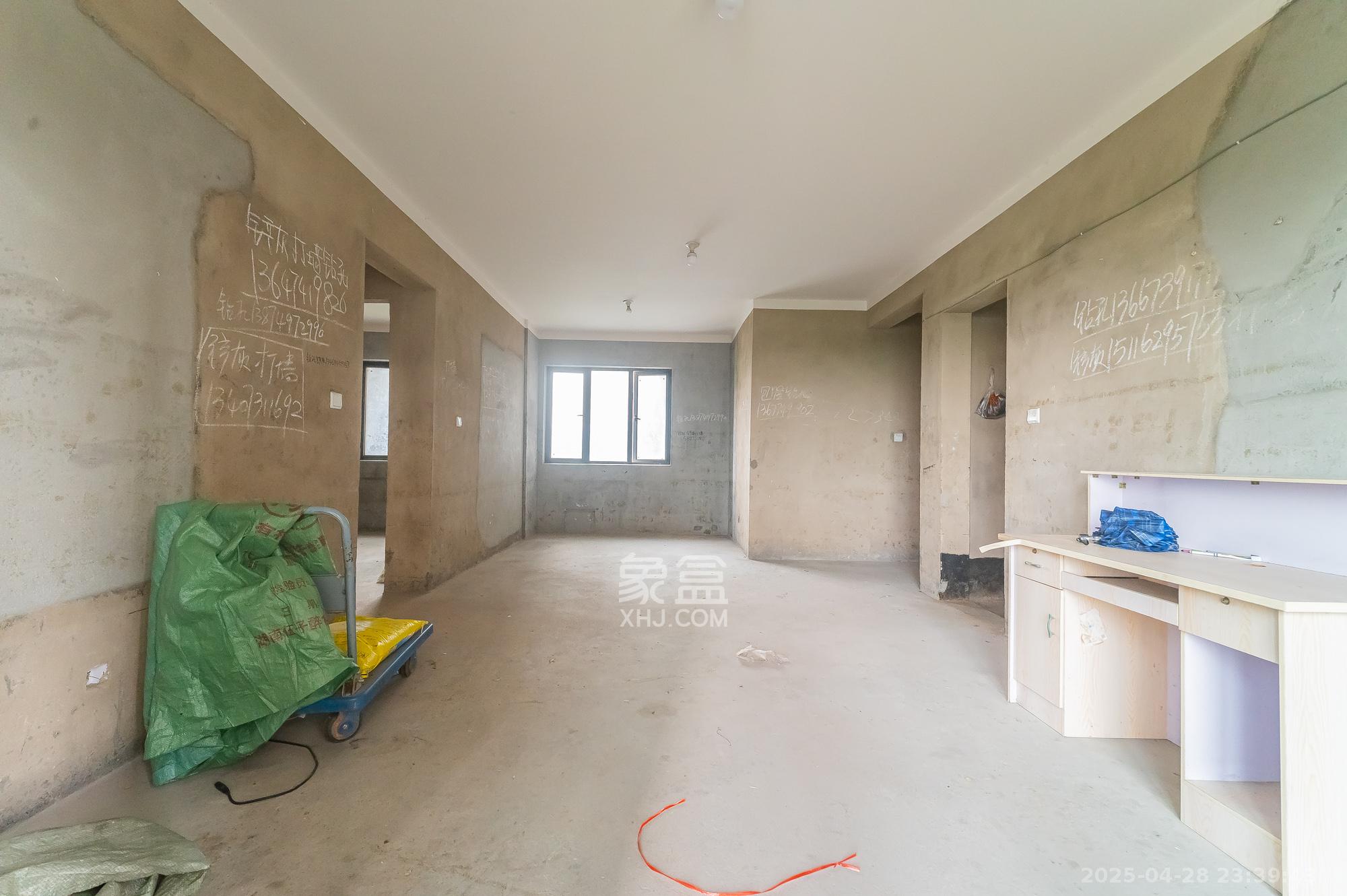 深业睿城  3室2厅1卫    90.0万 深业睿城  3室2厅1卫    90.0万客厅