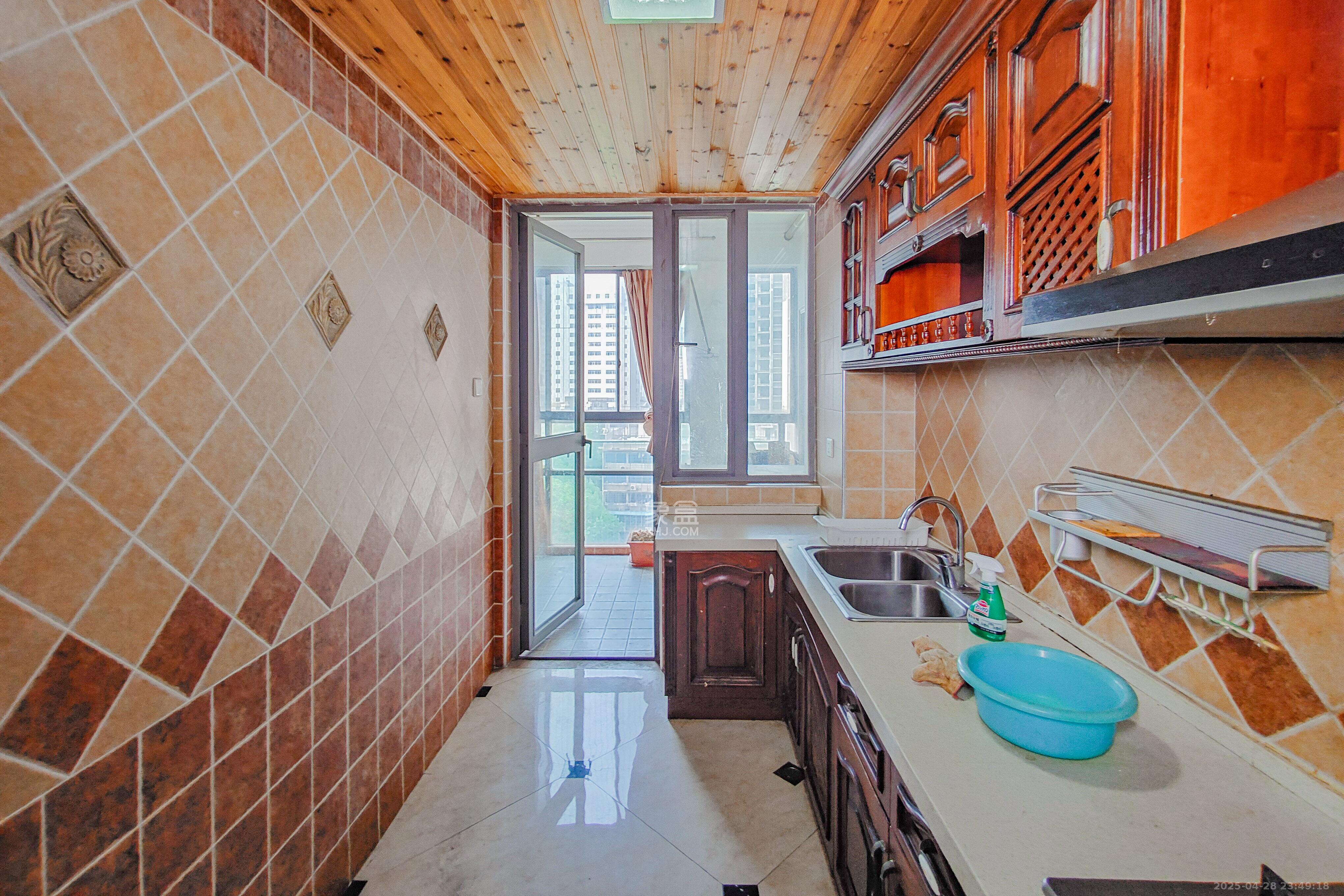 建鸿达华都(华都小户型及大华写字楼) 4室2厅3卫 350.0万 建鸿达华都(华都小户型及大华写字楼) 4室2厅3卫 350.0万厨房