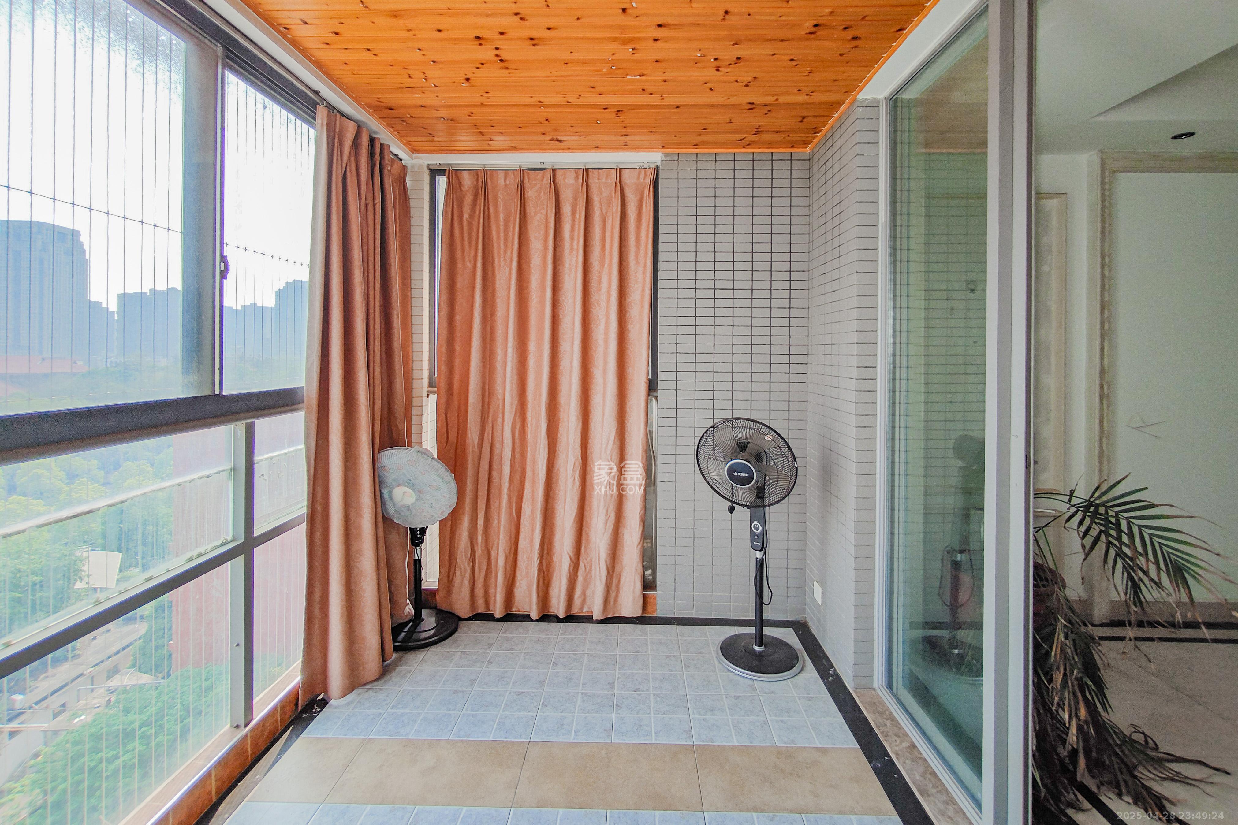 建鸿达华都(华都小户型及大华写字楼) 4室2厅3卫 350.0万 建鸿达华都(华都小户型及大华写字楼) 4室2厅3卫 350.0万阳台