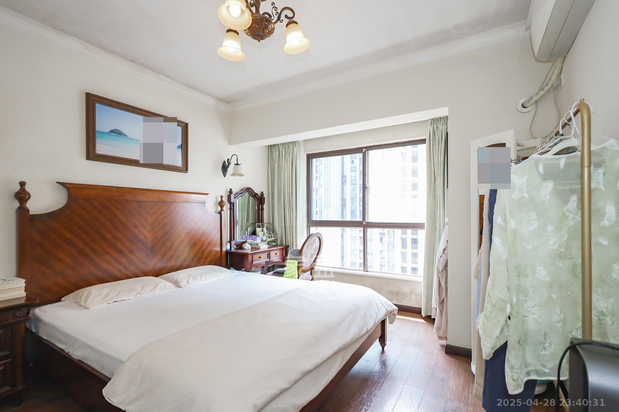 绿地中央广场 3室2厅2卫 180.0万 绿地中央广场 3室2厅2卫 180.0万卧室