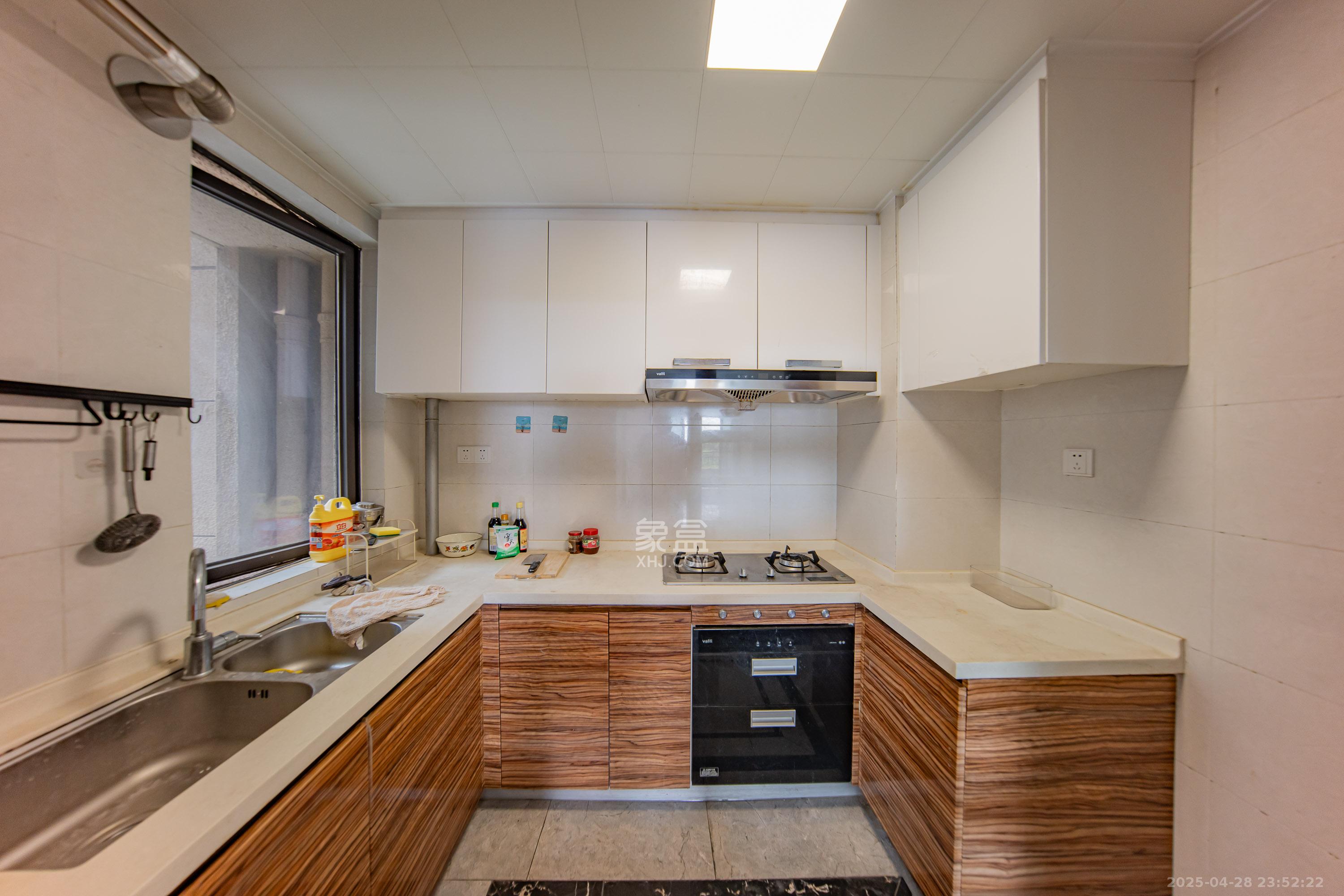 中海国际五期 3室2厅2卫 79.8万 中海国际五期 3室2厅2卫 79.8万厨房