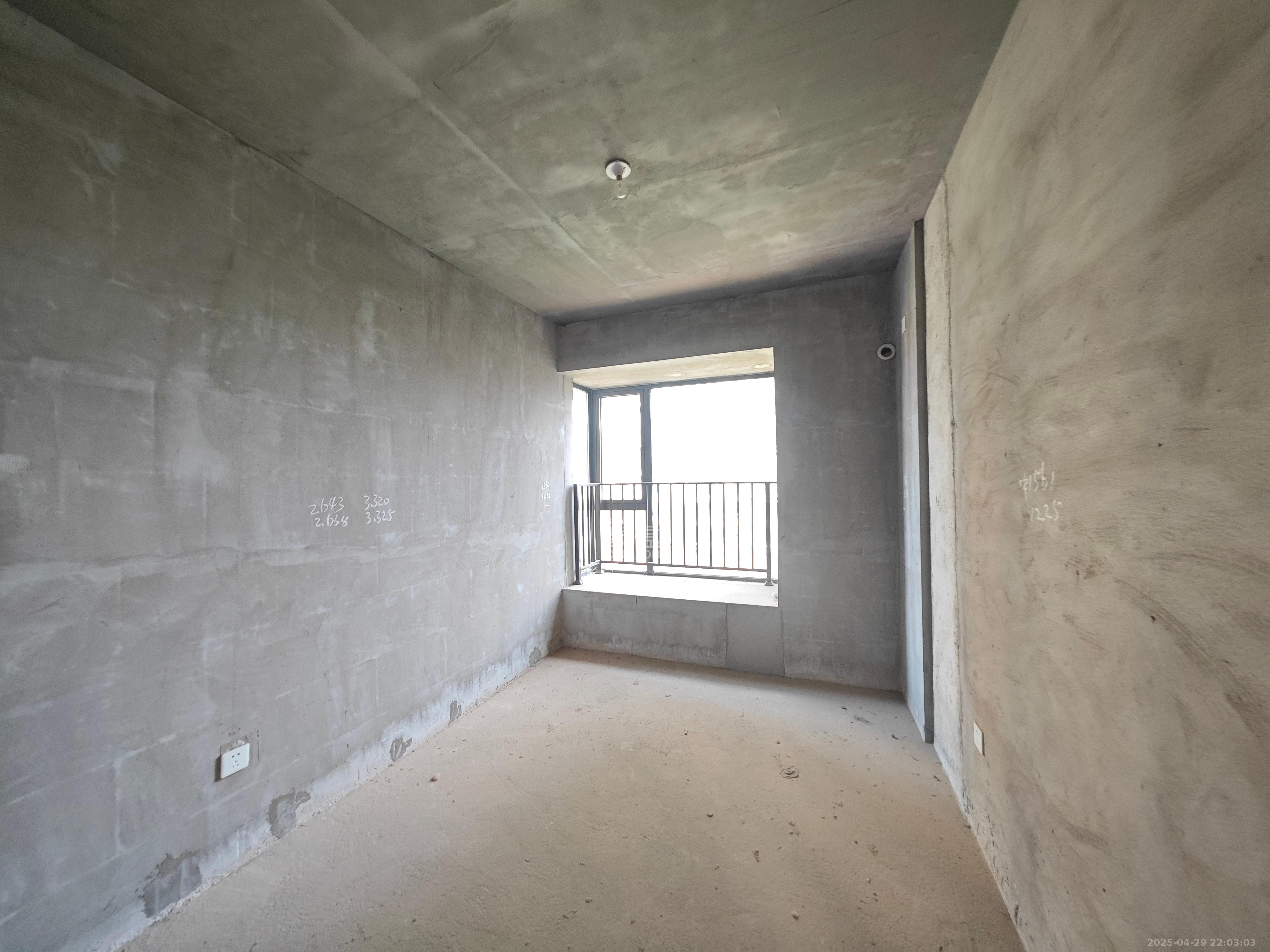中建嘉和城  3室2厅1卫   84.00万卧室