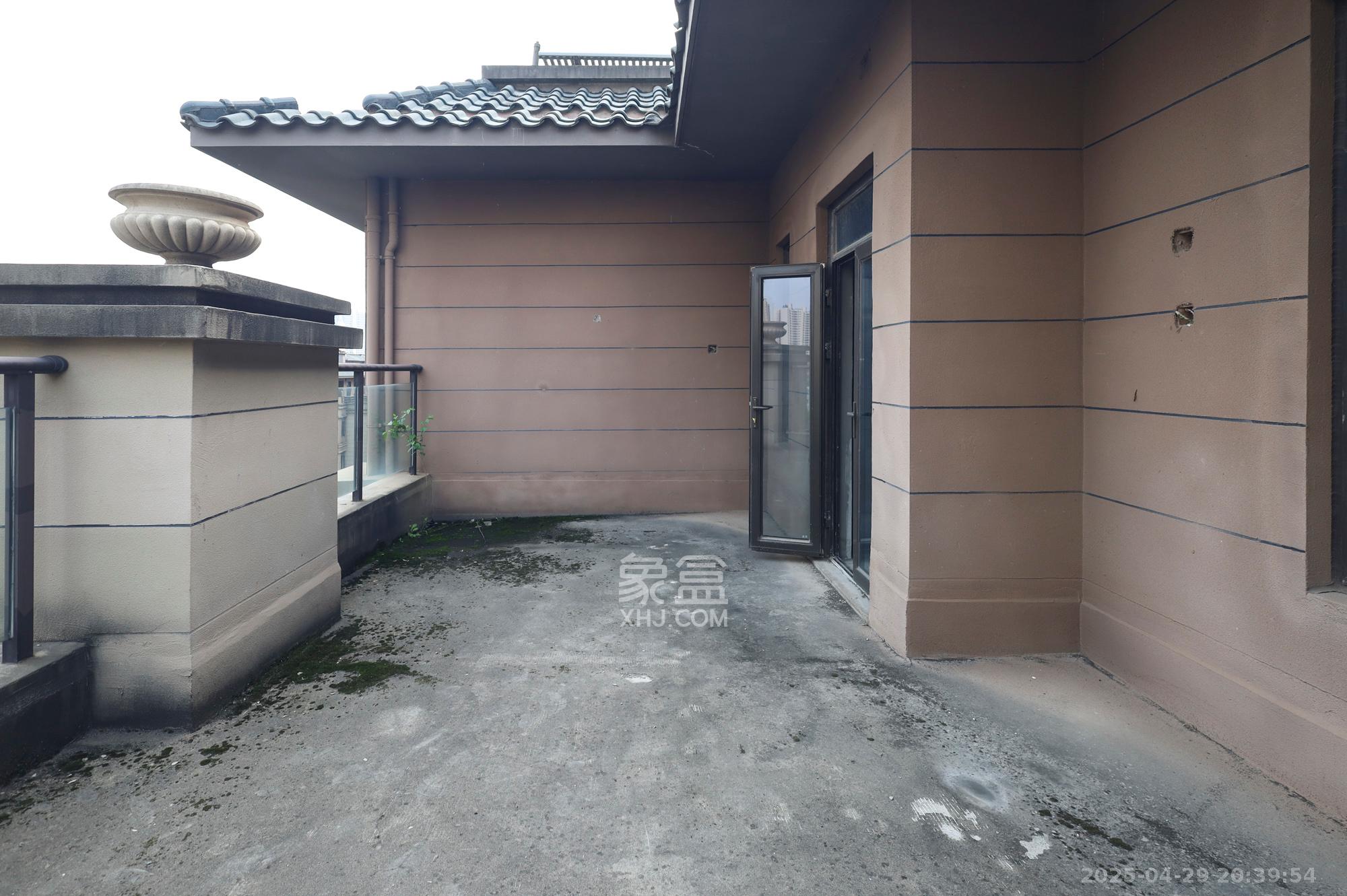 恒大御景天下城二期  4室2厅2卫   396.00万阳台