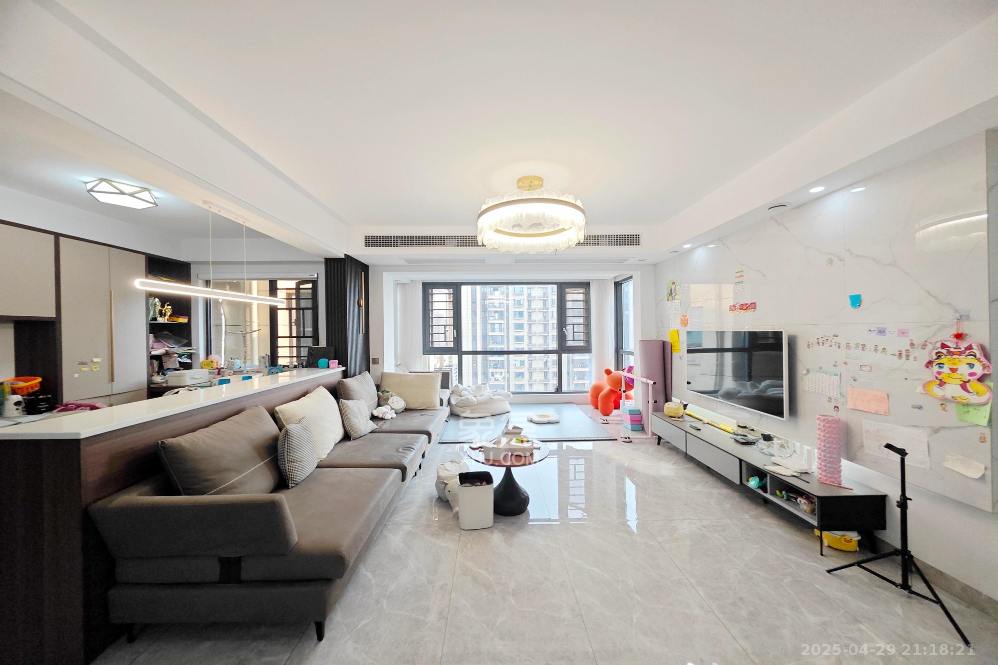 保利大都汇一期、二期  4室2厅2卫    175.0万 保利大都汇一期、二期  4室2厅2卫    175.0万客厅