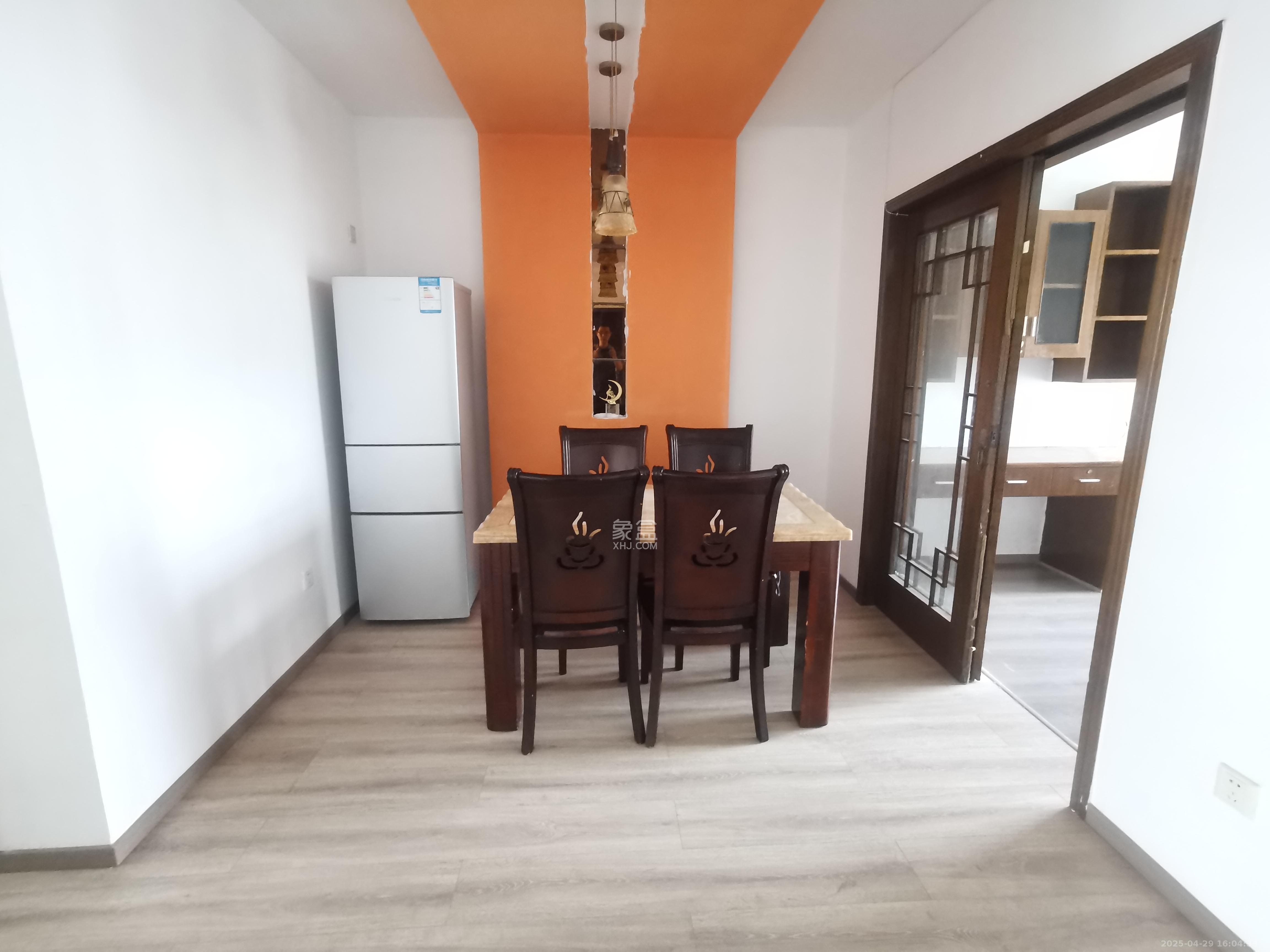 枫林美景  3室2厅2卫   2500.00元/月室内图