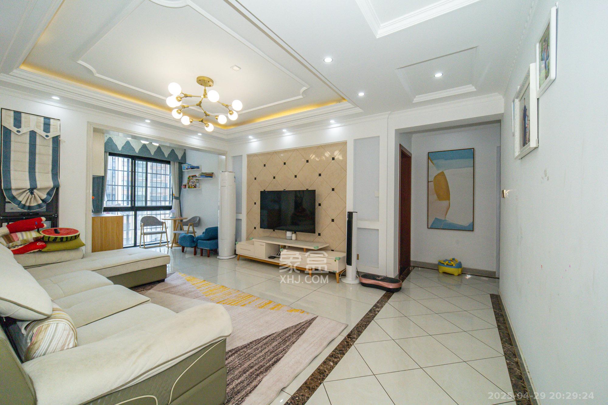 国泰九龙湾 4室2厅2卫 98.8万 国泰九龙湾 4室2厅2卫 98.8万客厅