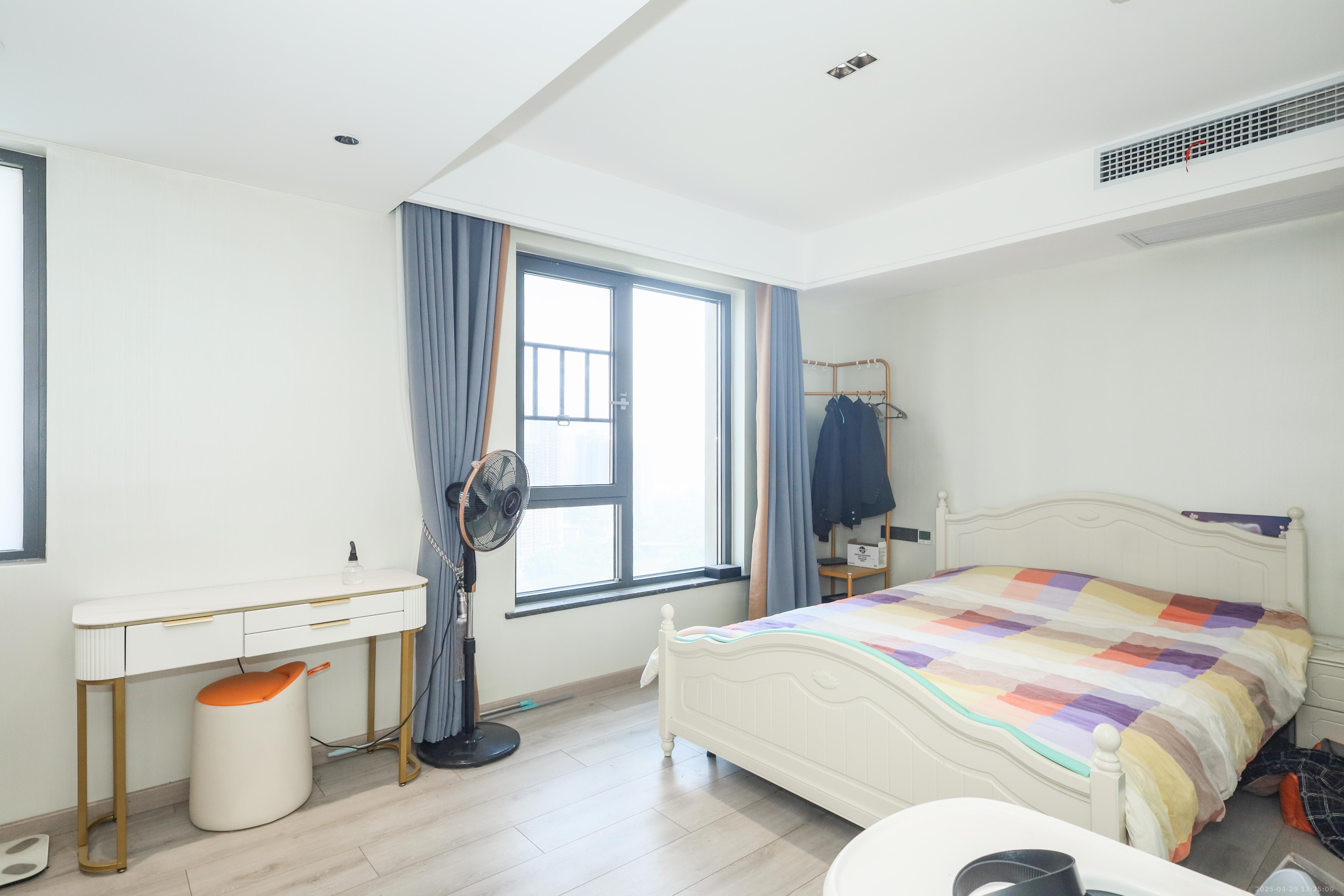 建发央著  4室2厅2卫   388.00万卧室
