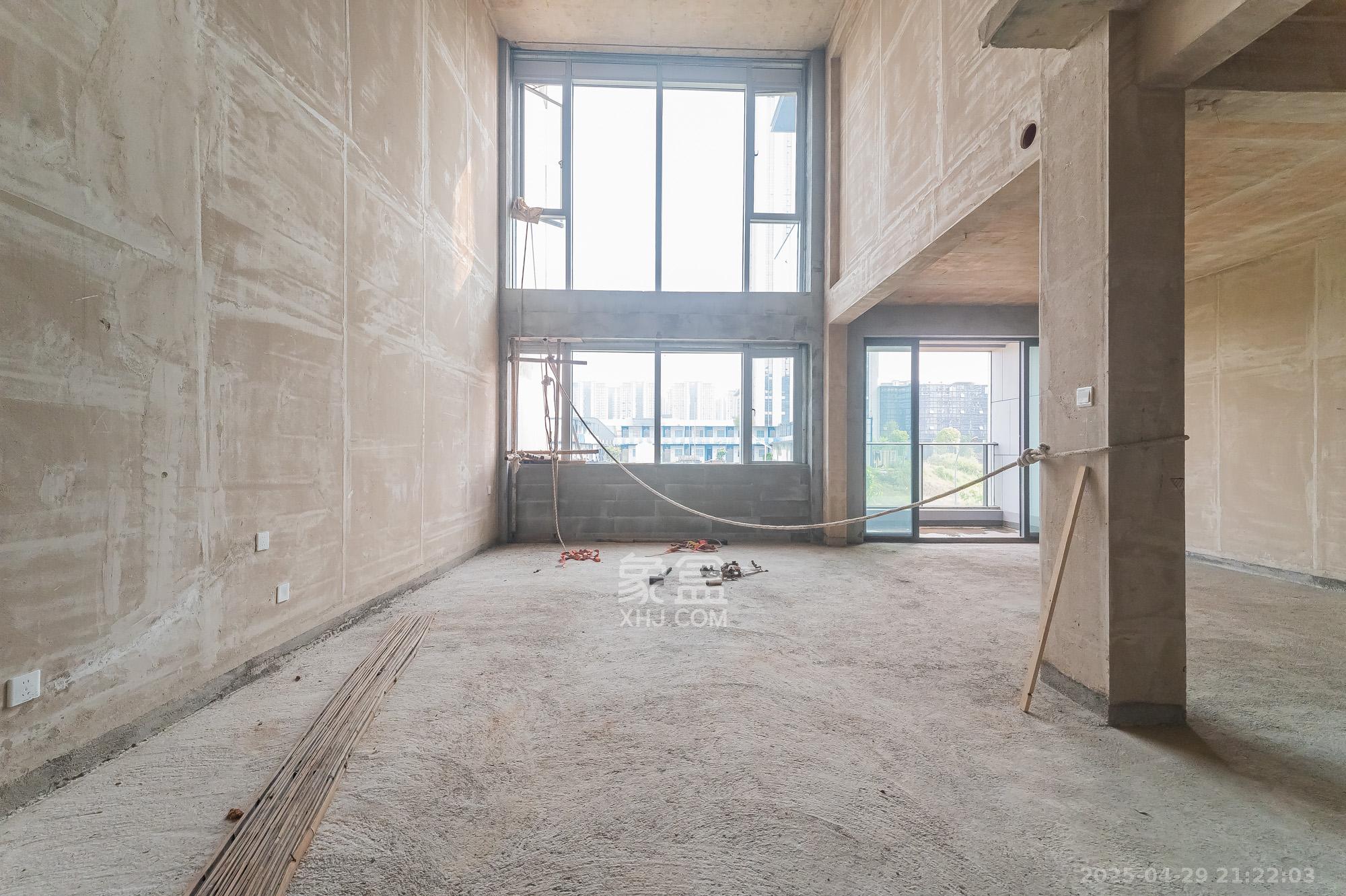 绿城美的明月江南  5室2厅3卫    190.0万 绿城美的明月江南  5室2厅3卫    190.0万客厅