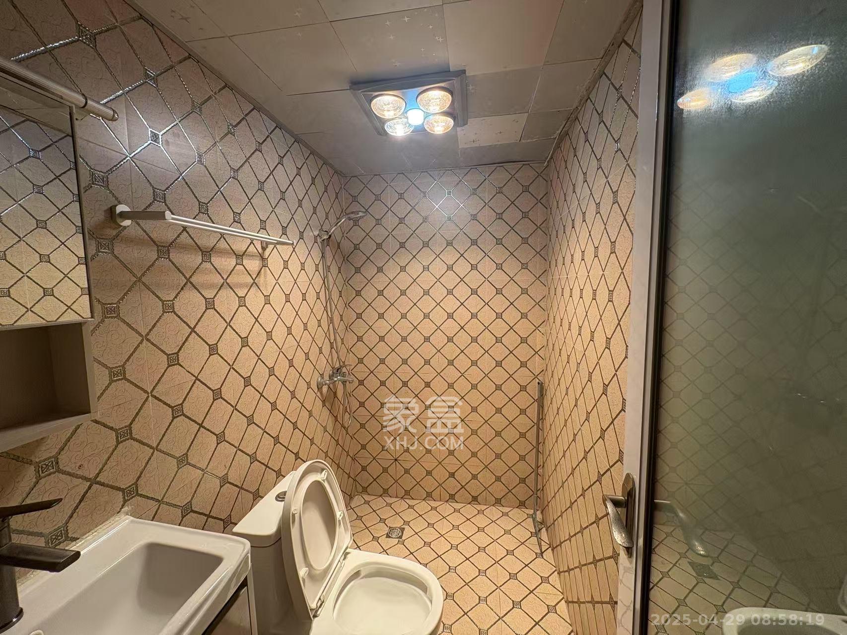 麓谷明珠  1室1厅1卫   1600.00元/月室内图