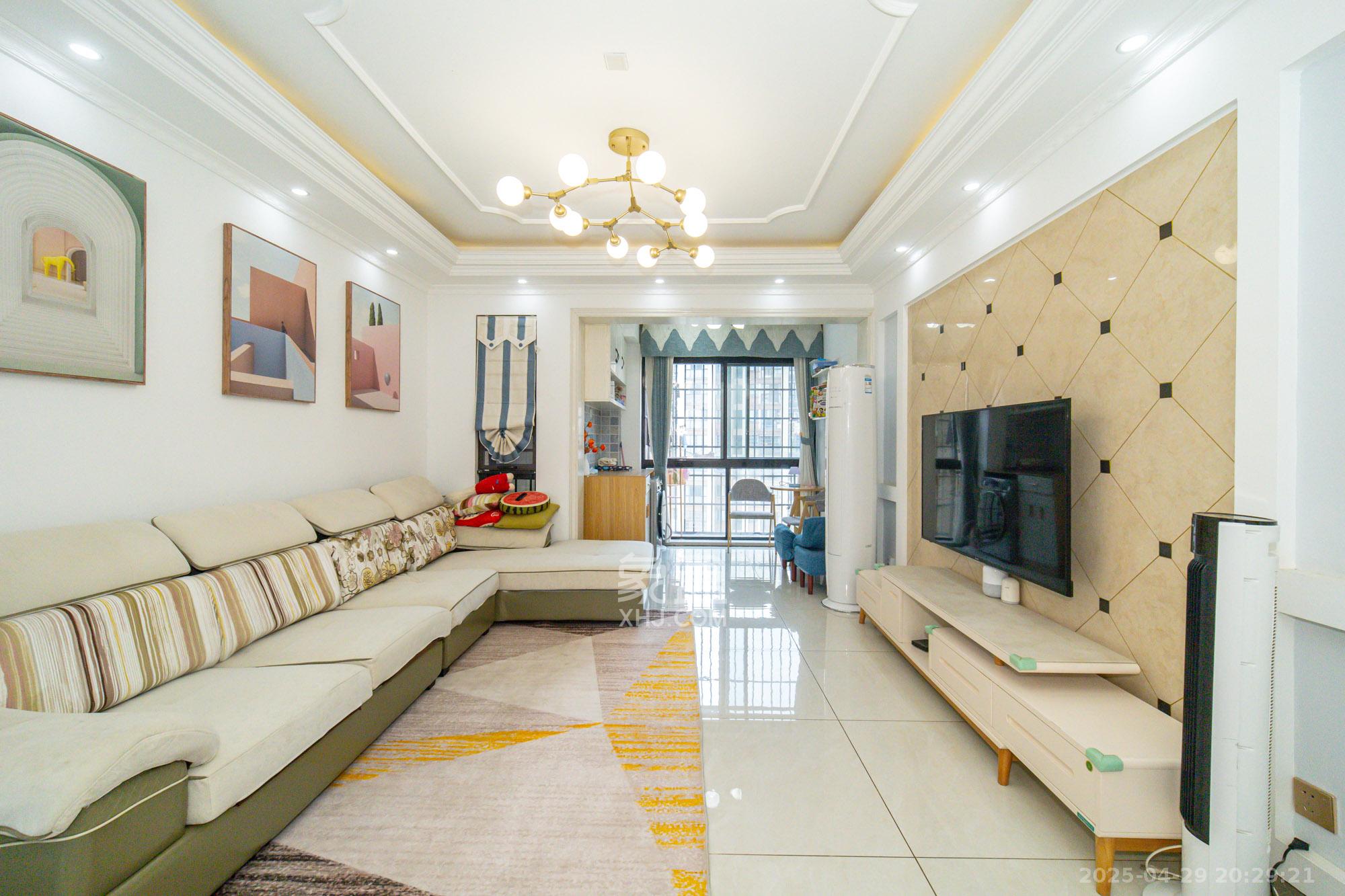 国泰九龙湾 4室2厅2卫 98.8万 国泰九龙湾 4室2厅2卫 98.8万客厅