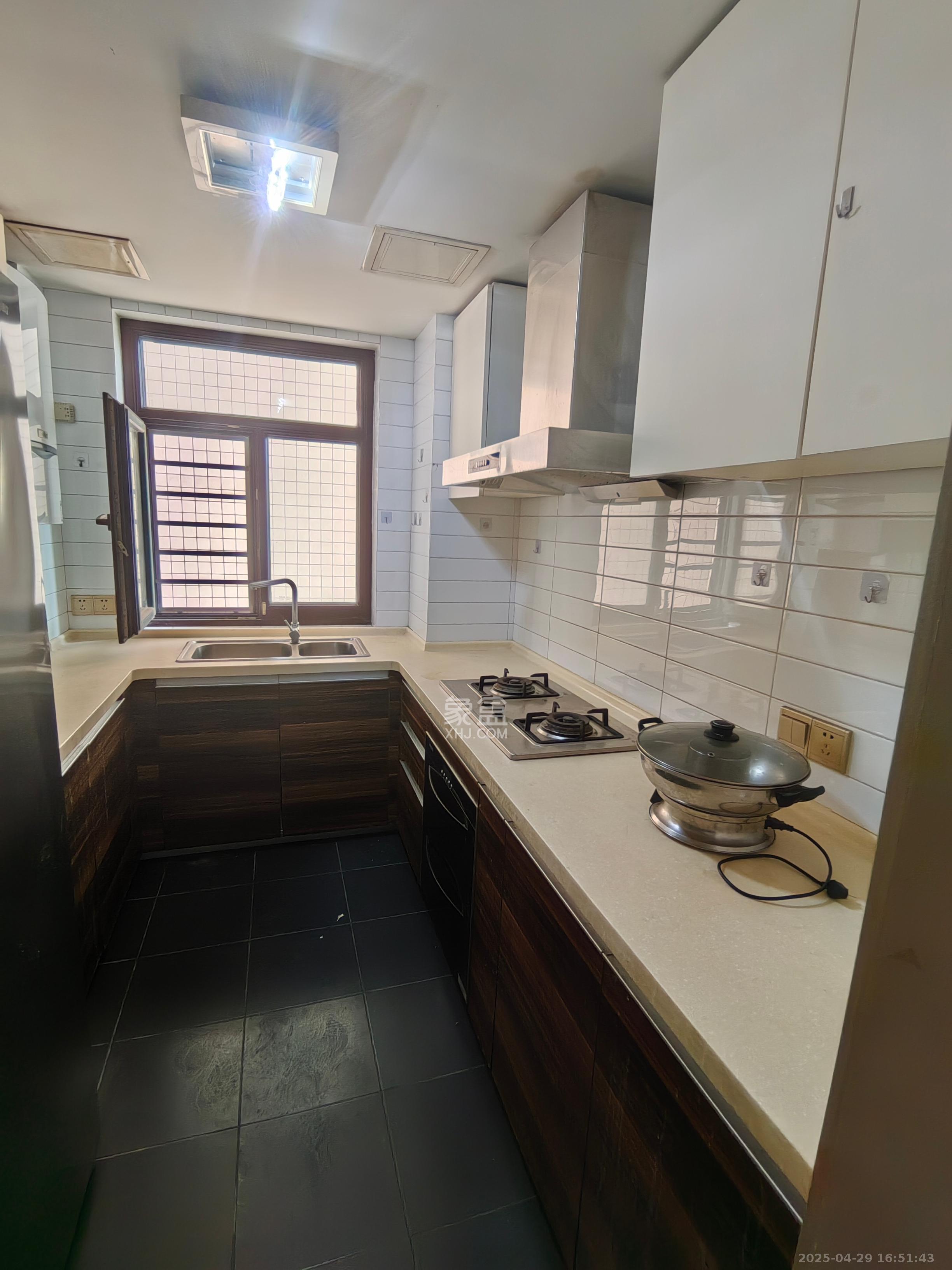 梦泽园 3室2厅2卫 4300.0元/月 梦泽园 3室2厅2卫 4300.0元/月室内图