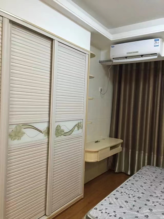 逸臣中央 1室1厅1卫 1300.0元/月 逸臣中央 1室1厅1卫 1300.0元/月室内图