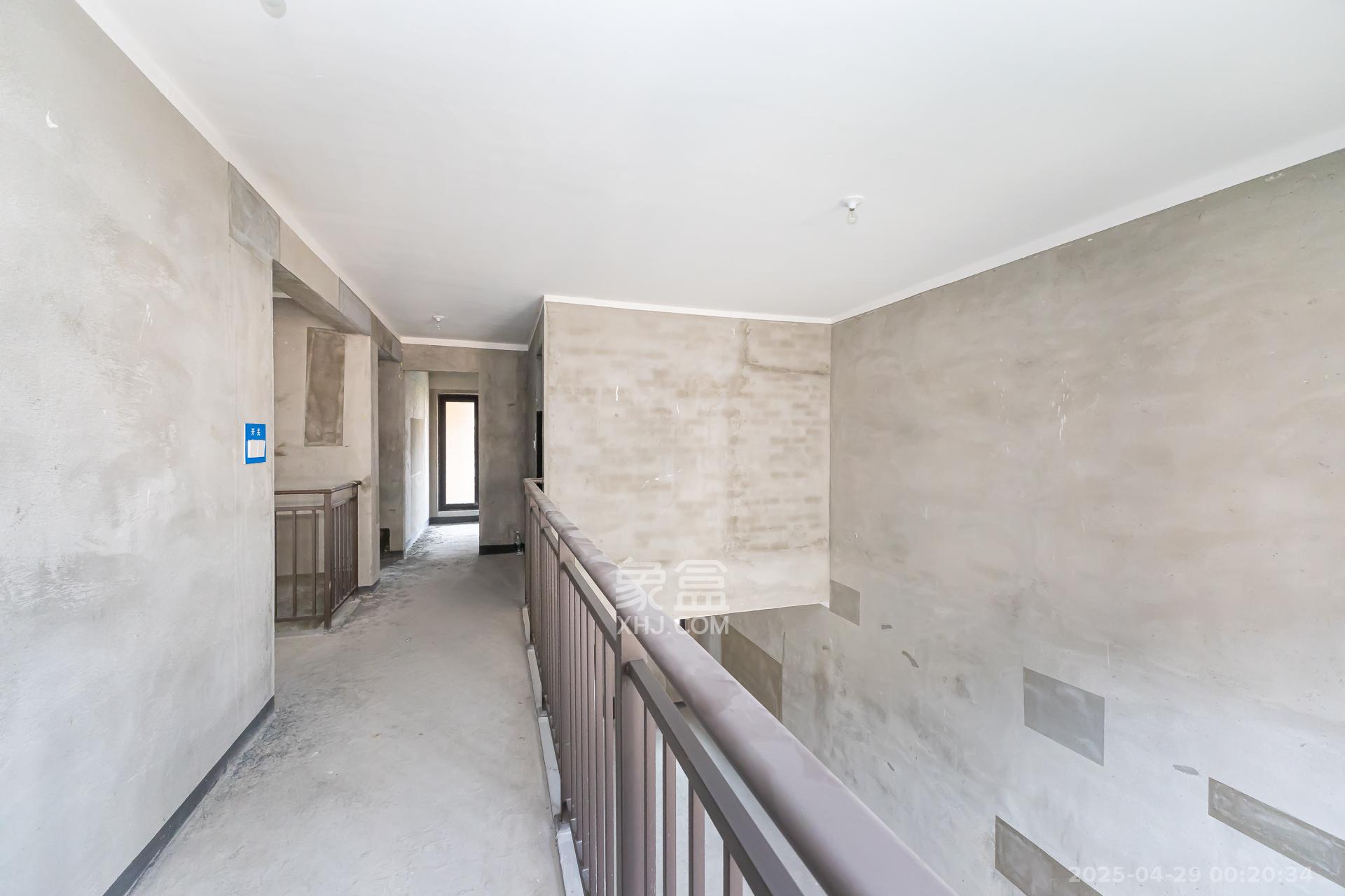 时代建发和著  5室2厅2卫   300.00万客厅