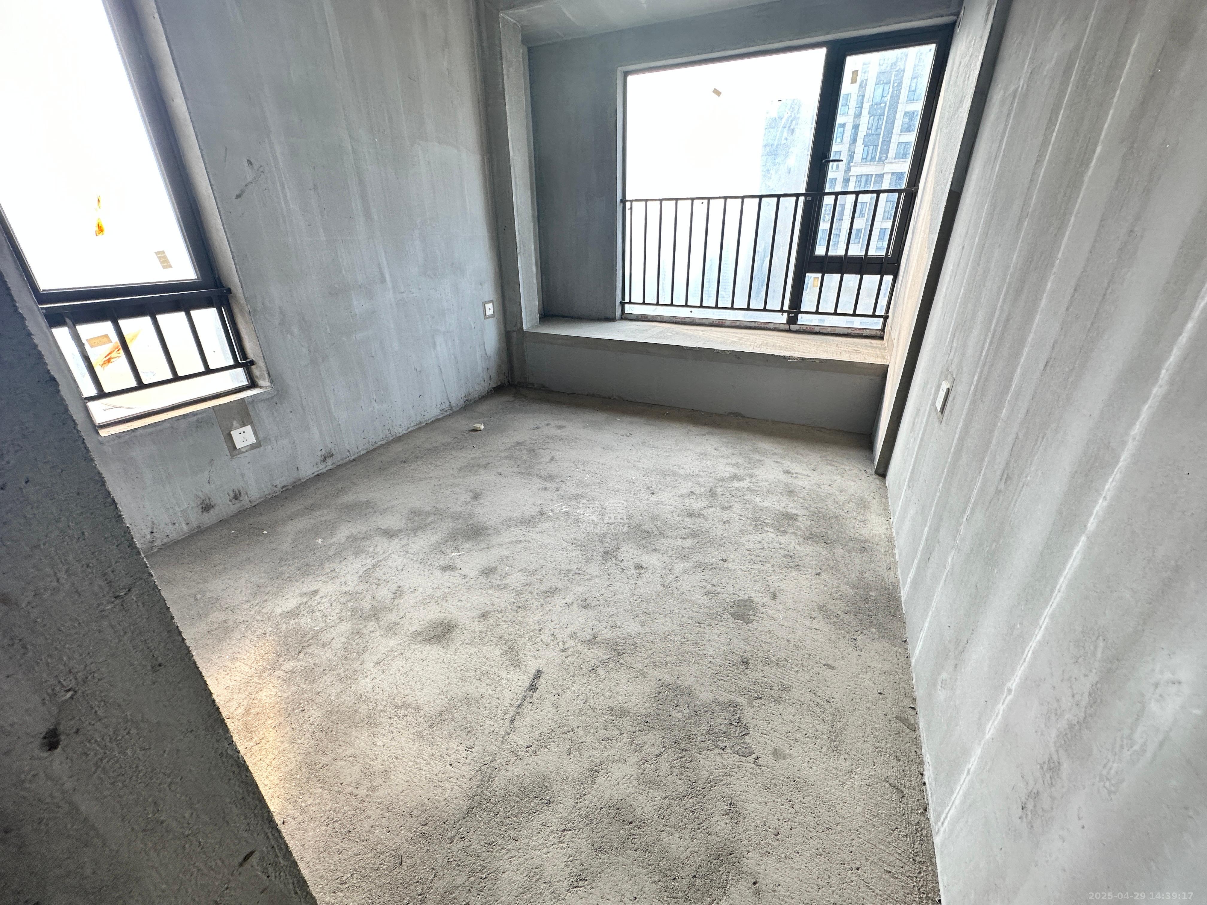 长房时代公馆 4室2厅2卫 88.8万 长房时代公馆 4室2厅2卫 88.8万客厅