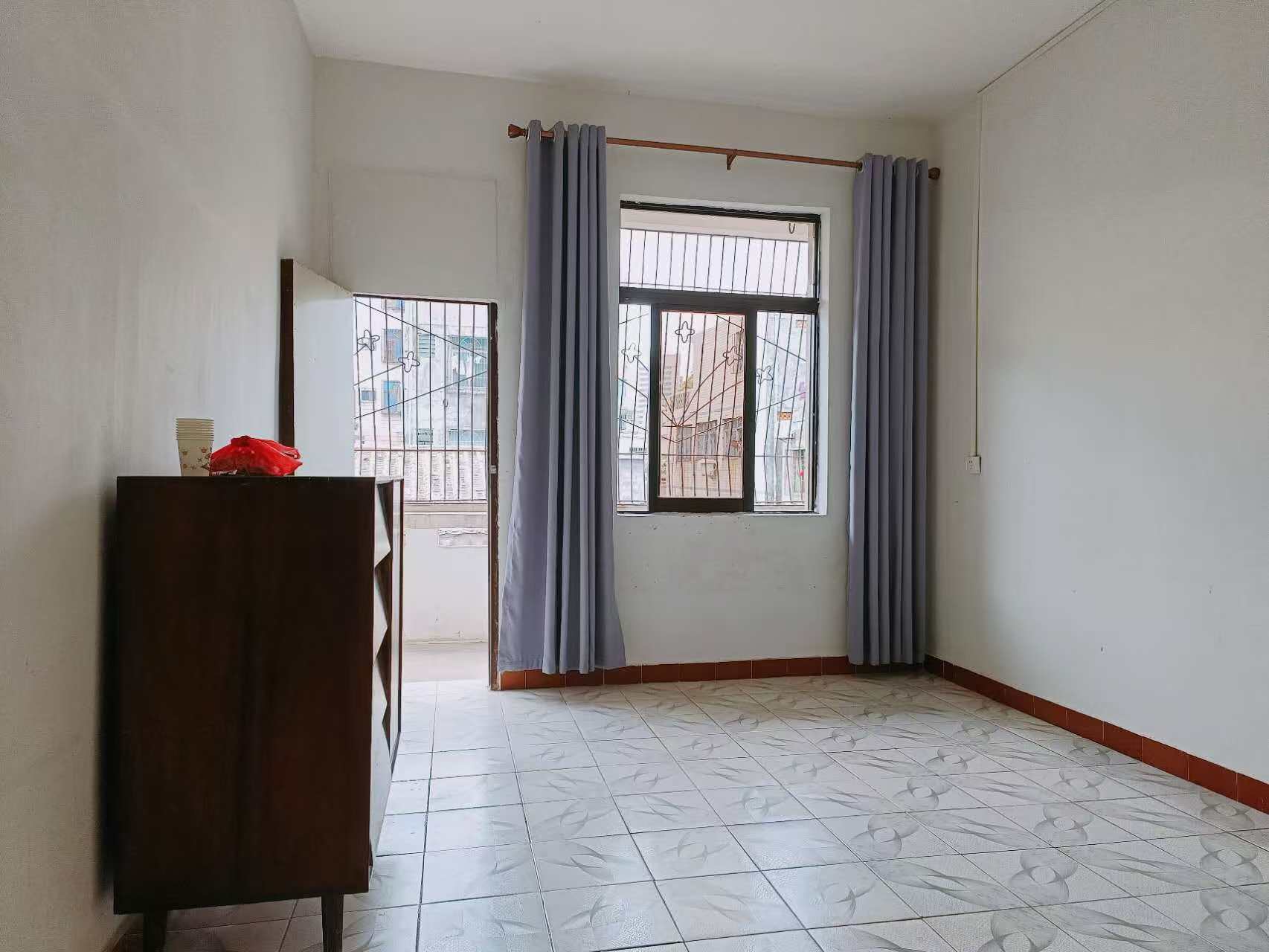 市公安局大同里宿舍区(大同一横路2号单位宿舍) 3室2厅1卫 2100.0元/月 市公安局大同里宿舍区(大同一横路2号单位宿舍) 3室2厅1卫 2100.0元/月室内图