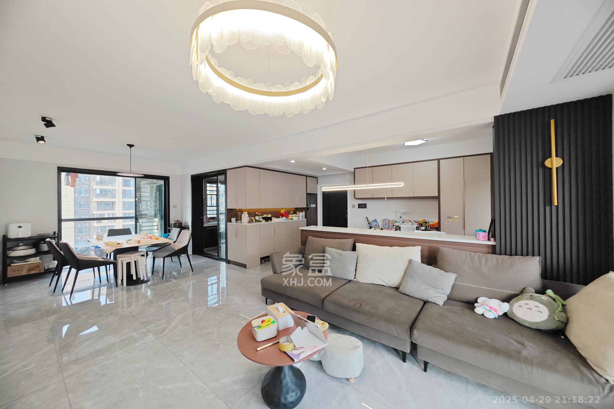 保利大都汇一期、二期  4室2厅2卫    175.0万 保利大都汇一期、二期  4室2厅2卫    175.0万客厅